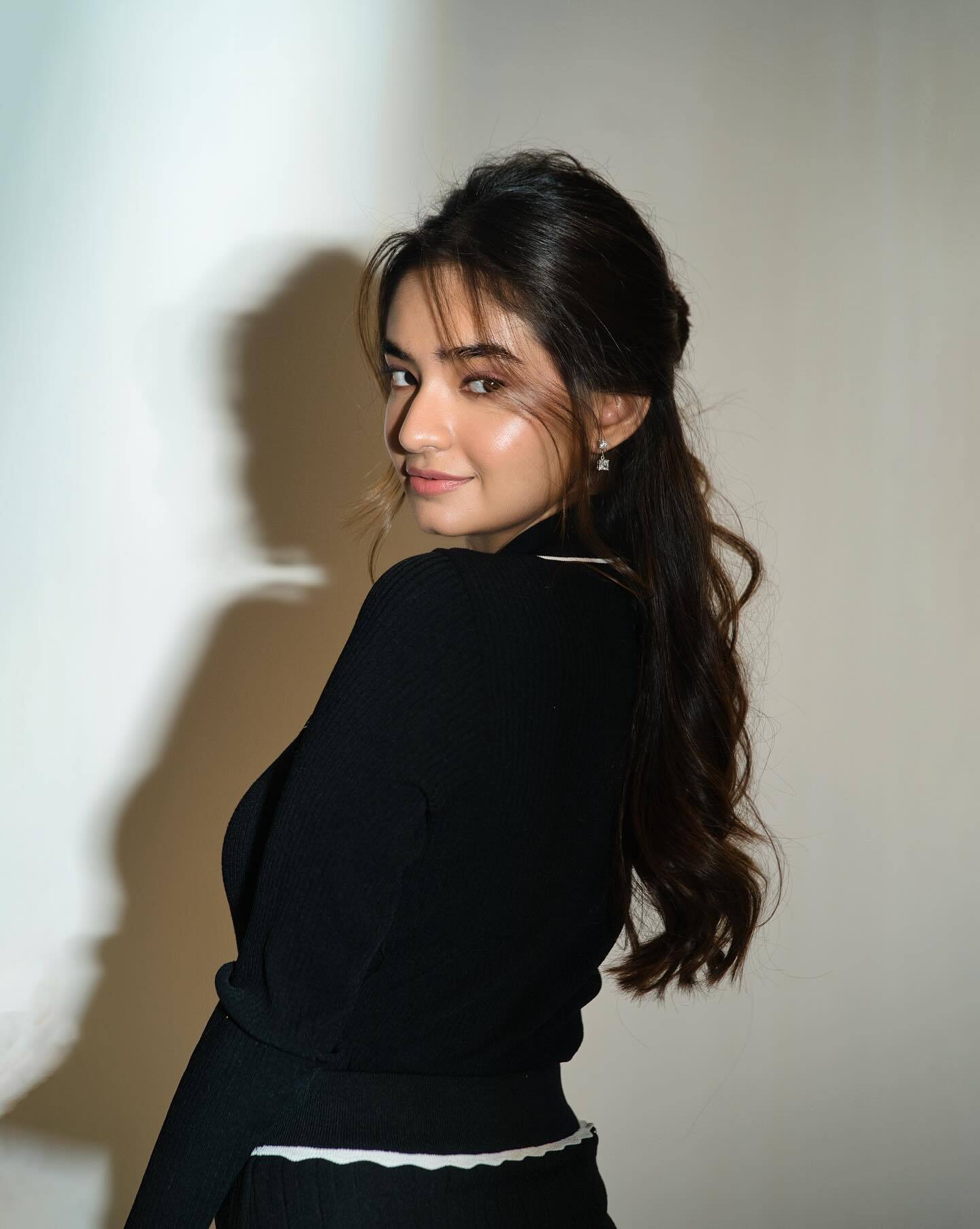 Anushka Sen ने ब्लैक आउटफिट में बिखेरा जलवा, 21 साल की एक्ट्रेस की खूबसूरती के कायल हुए फैन्स 