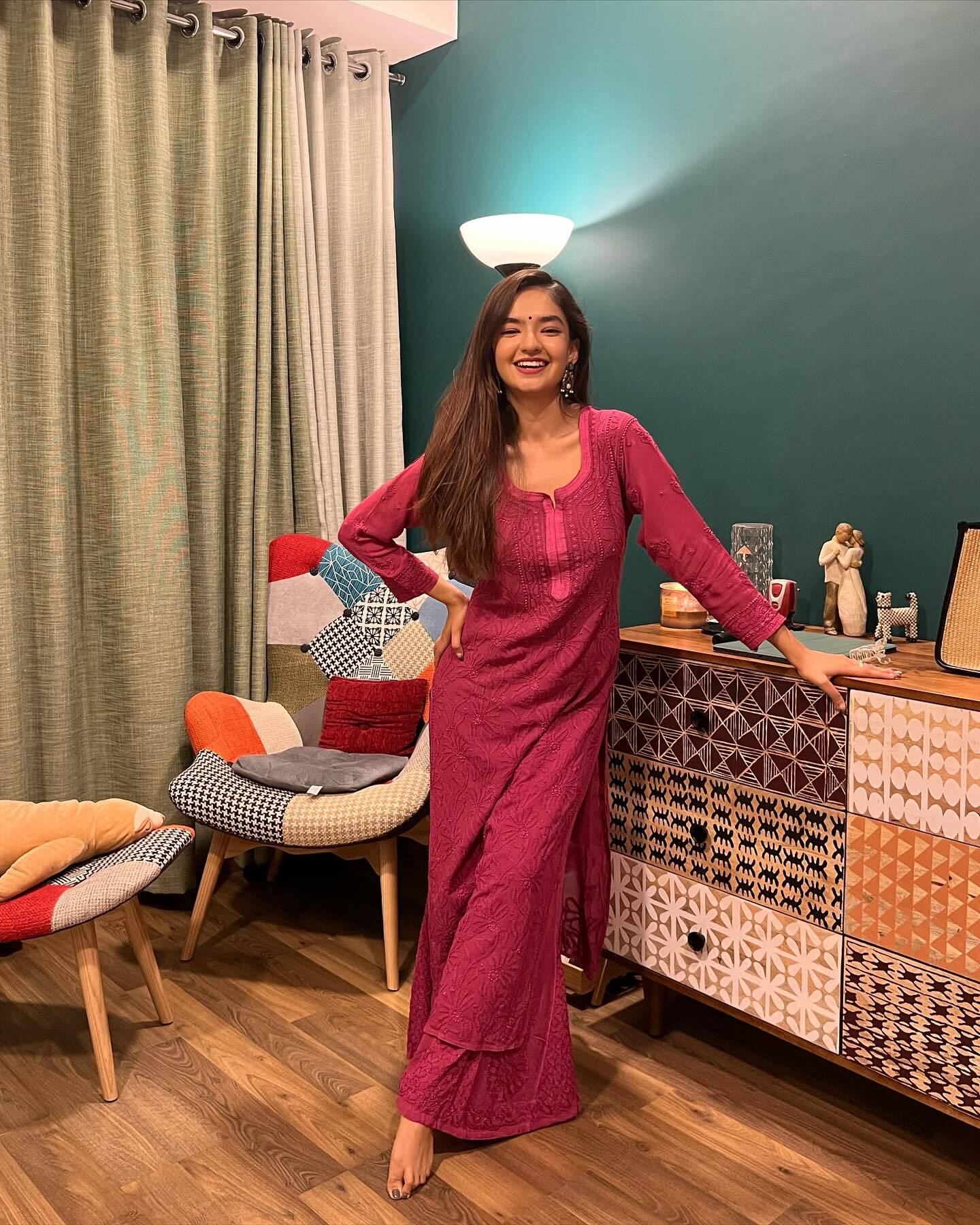 Anushka Sen ने मैरून कुर्ते में बलखाई अदाएं, खुले बाल और झुमके में एक्ट्रेस को देख धड़का फैंस का दिल 