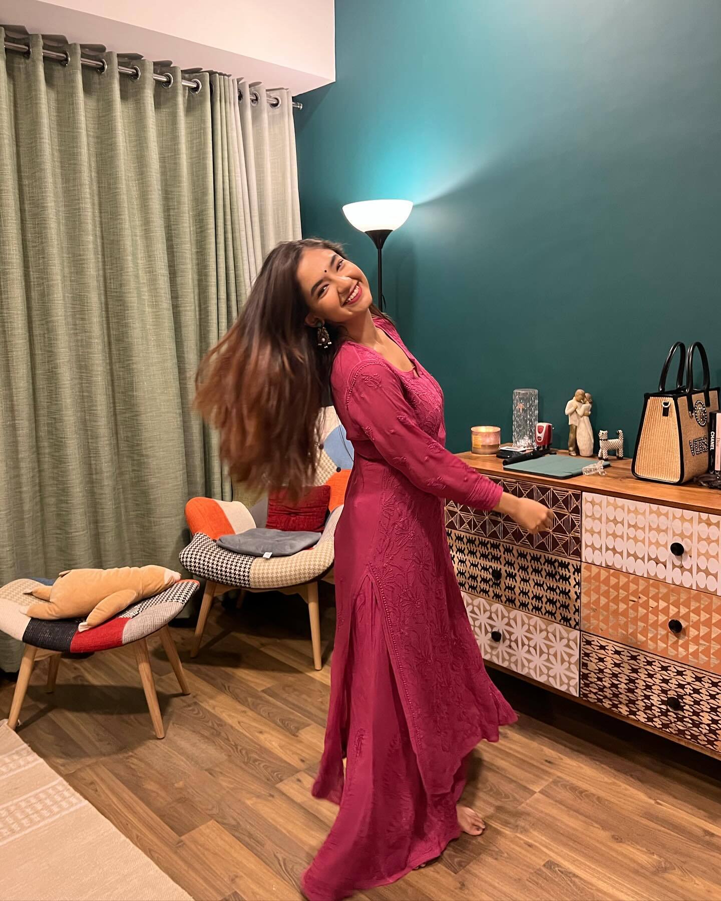 Anushka Sen ने मैरून कुर्ते में बलखाई अदाएं, खुले बाल और झुमके में एक्ट्रेस को देख धड़का फैंस का दिल 