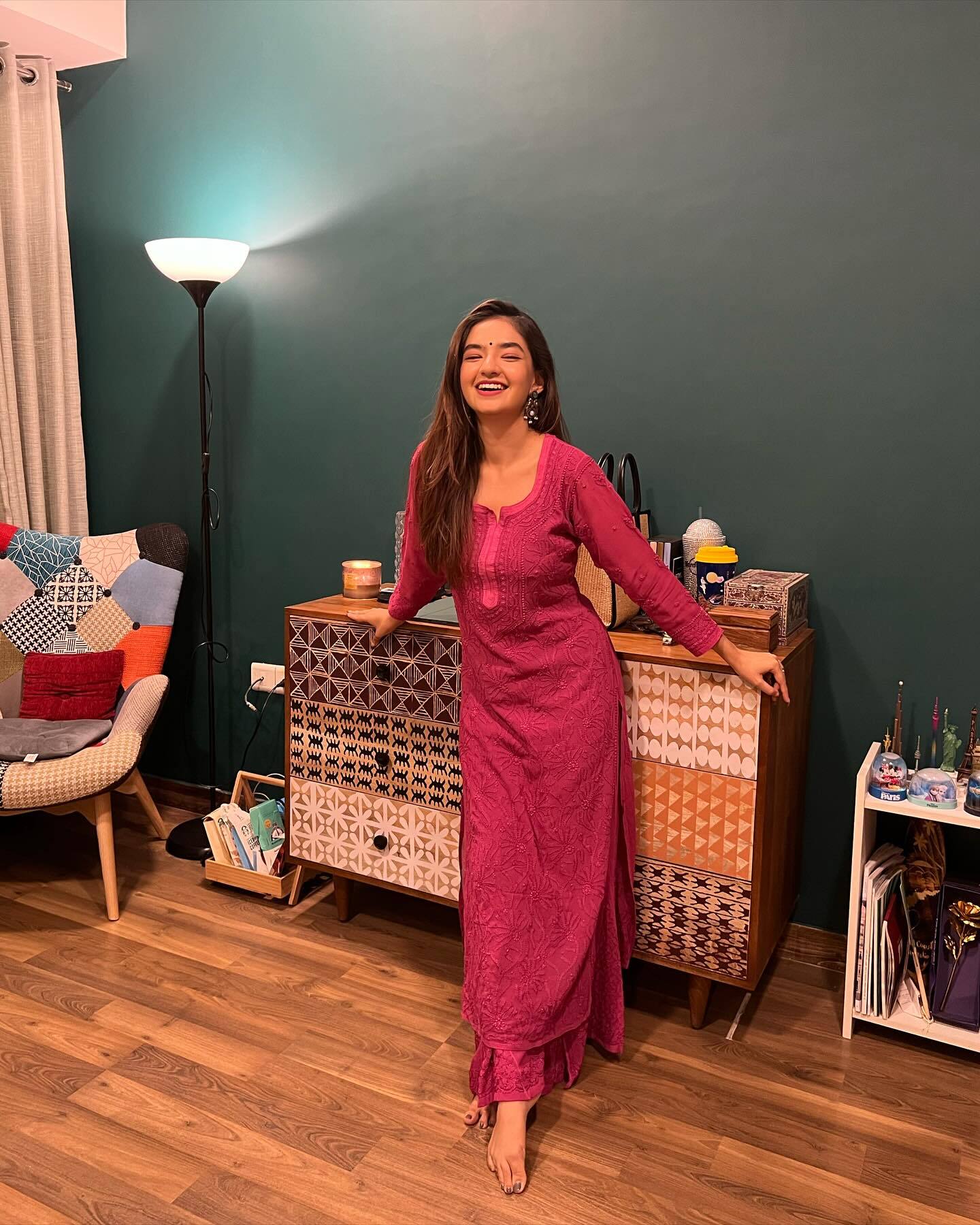 Anushka Sen ने मैरून कुर्ते में बलखाई अदाएं, खुले बाल और झुमके में एक्ट्रेस को देख धड़का फैंस का दिल 