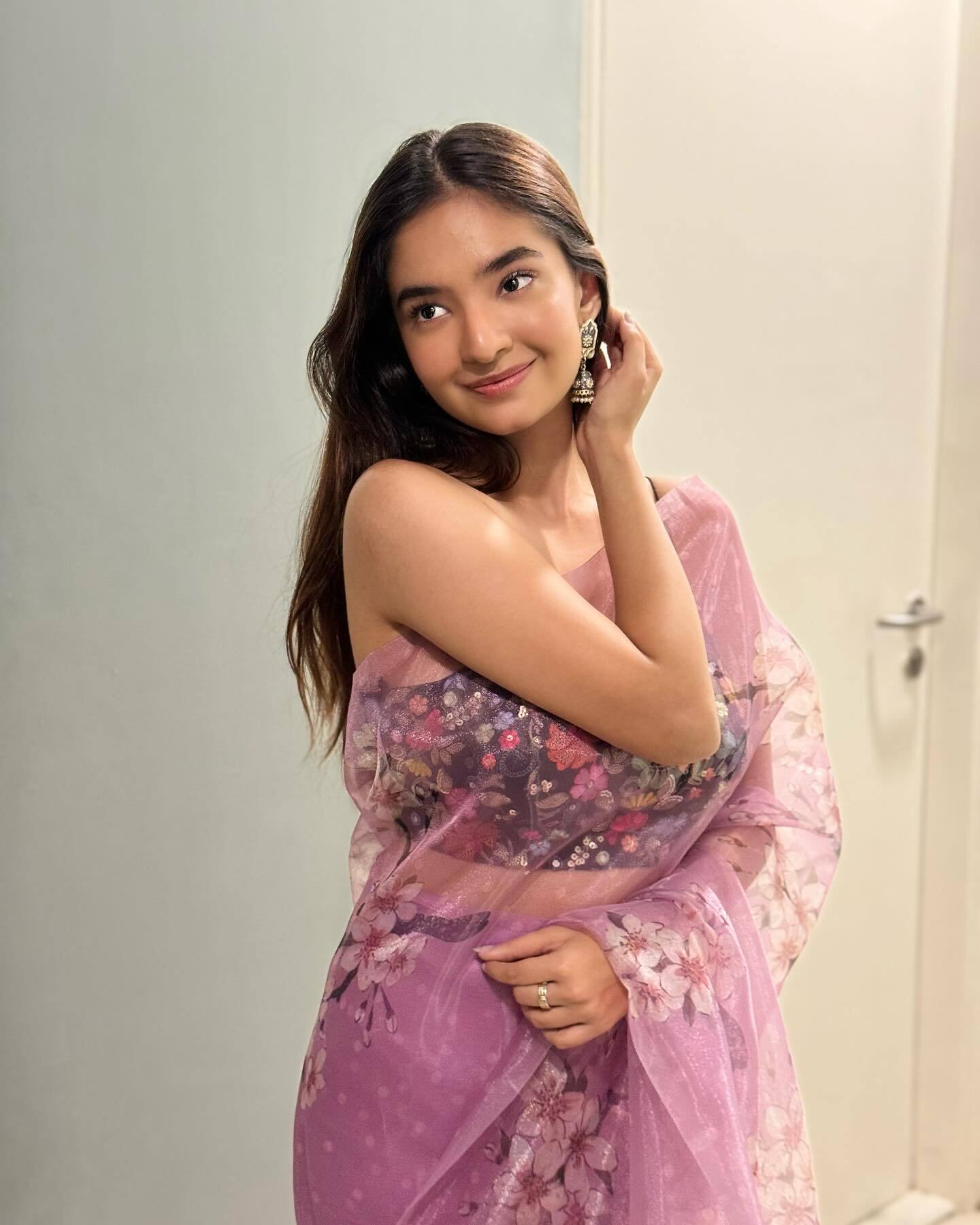 Anushka Sen ने साड़ी पहन लहराया पल्लू, लुक देख हार बैठेंगे दिल 