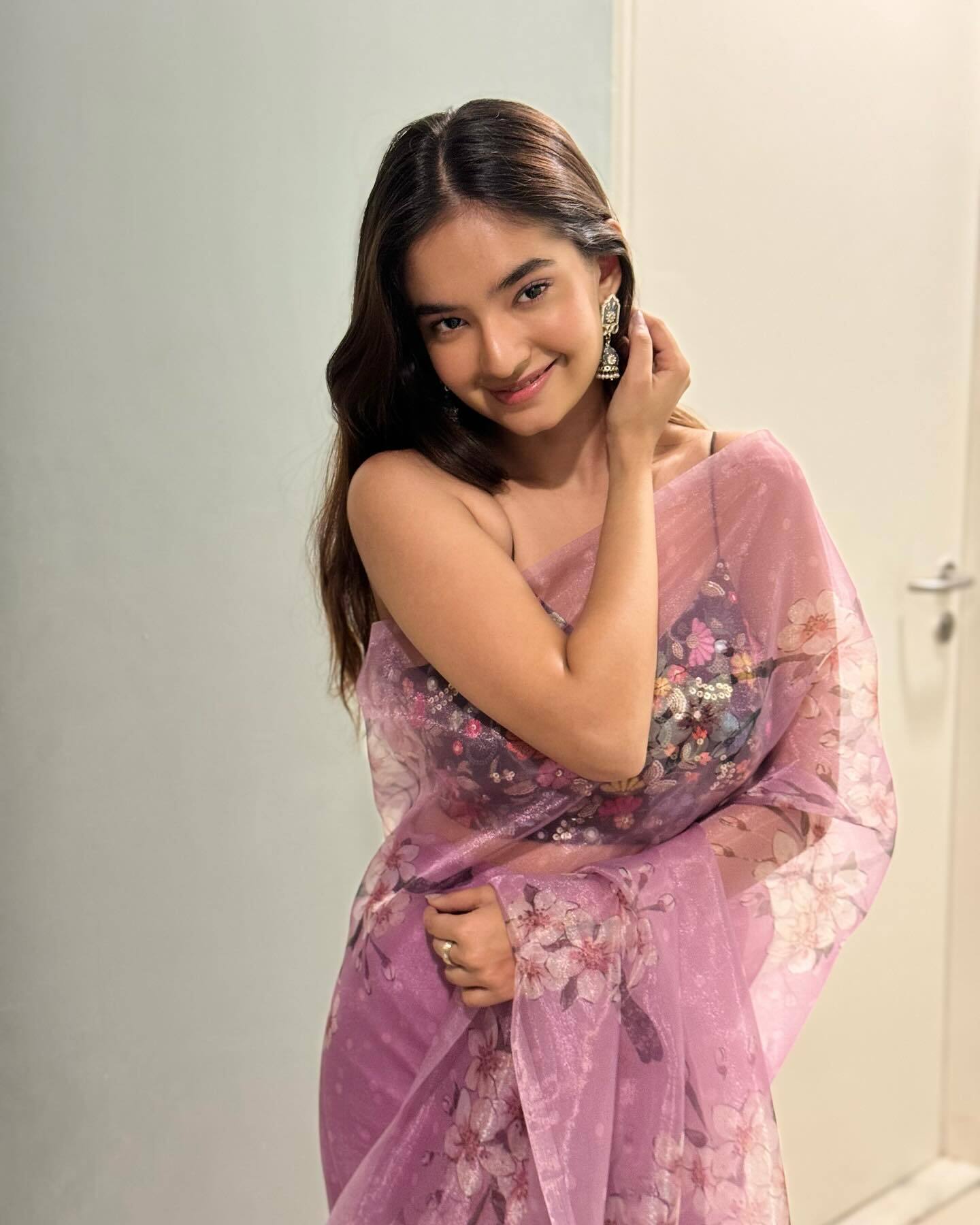 Anushka Sen ने साड़ी पहन लहराया पल्लू, लुक देख हार बैठेंगे दिल 
