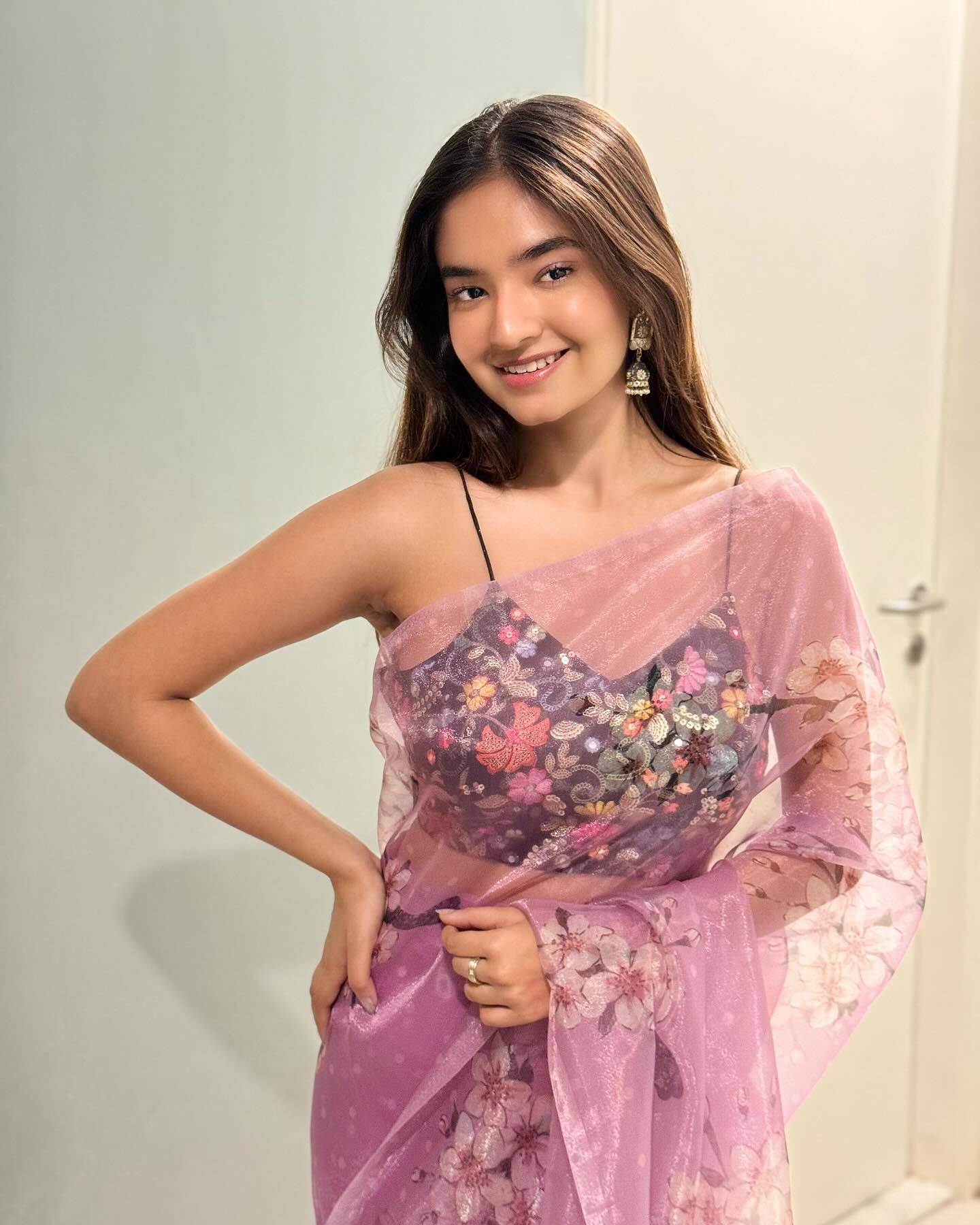 Anushka Sen ने साड़ी पहन लहराया पल्लू, लुक देख हार बैठेंगे दिल 