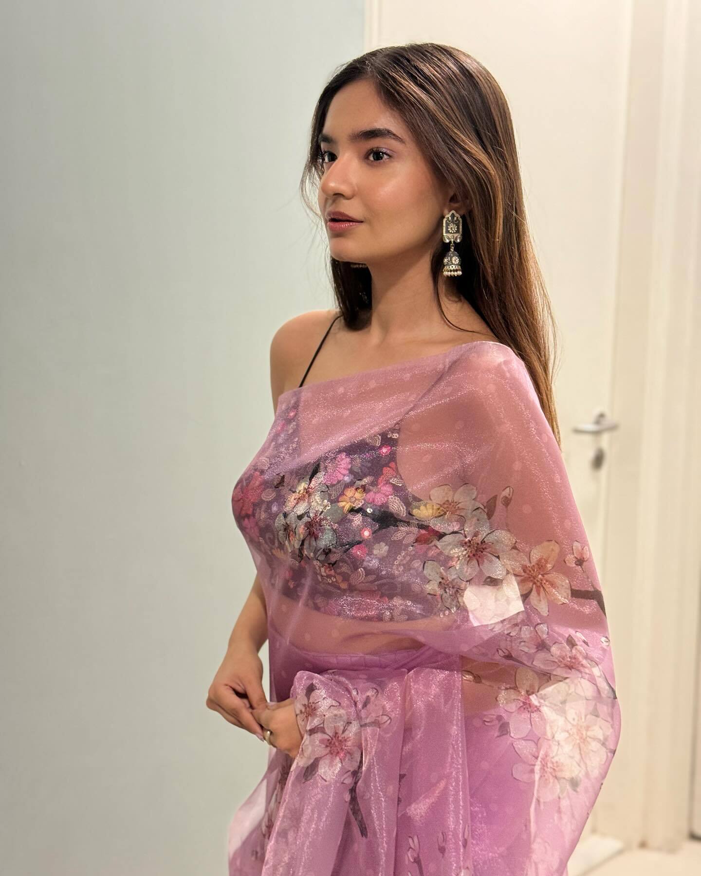 Anushka Sen ने साड़ी पहन लहराया पल्लू, लुक देख हार बैठेंगे दिल 