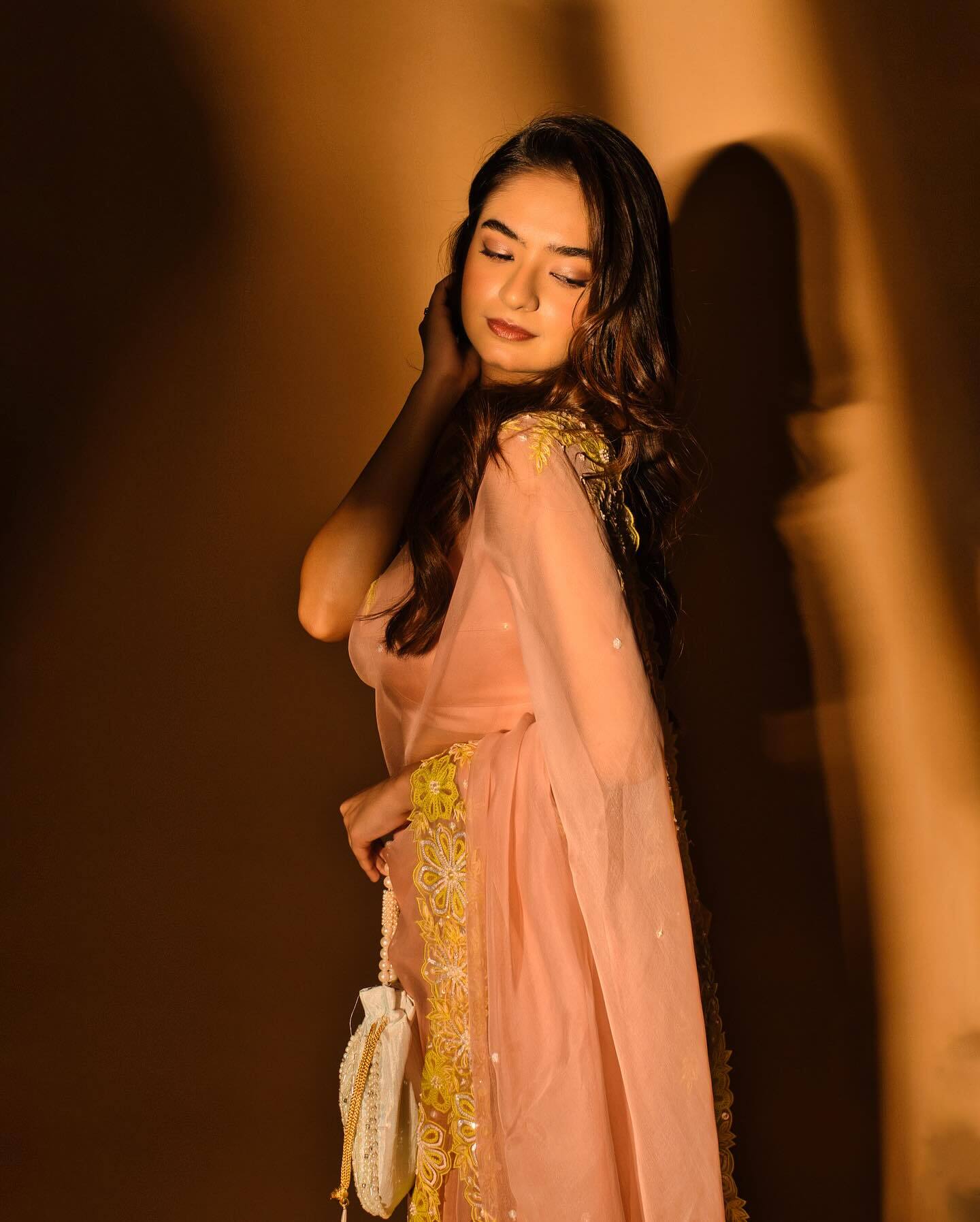 Anushka Sen ने नेटेड साड़ी मे बल्किहै अदाएं, खूबसूरती देख फैन्स हुए लट्टू