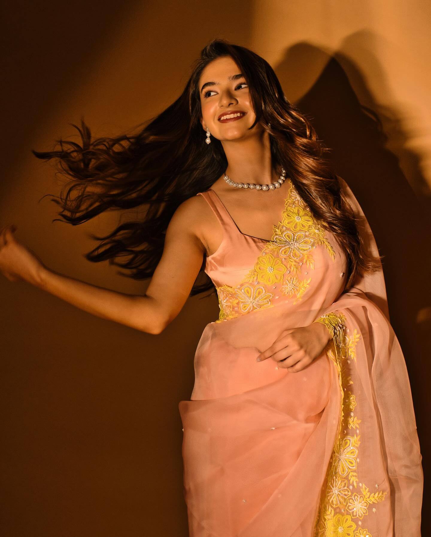 Anushka Sen ने नेटेड साड़ी मे बल्किहै अदाएं, खूबसूरती देख फैन्स हुए लट्टू