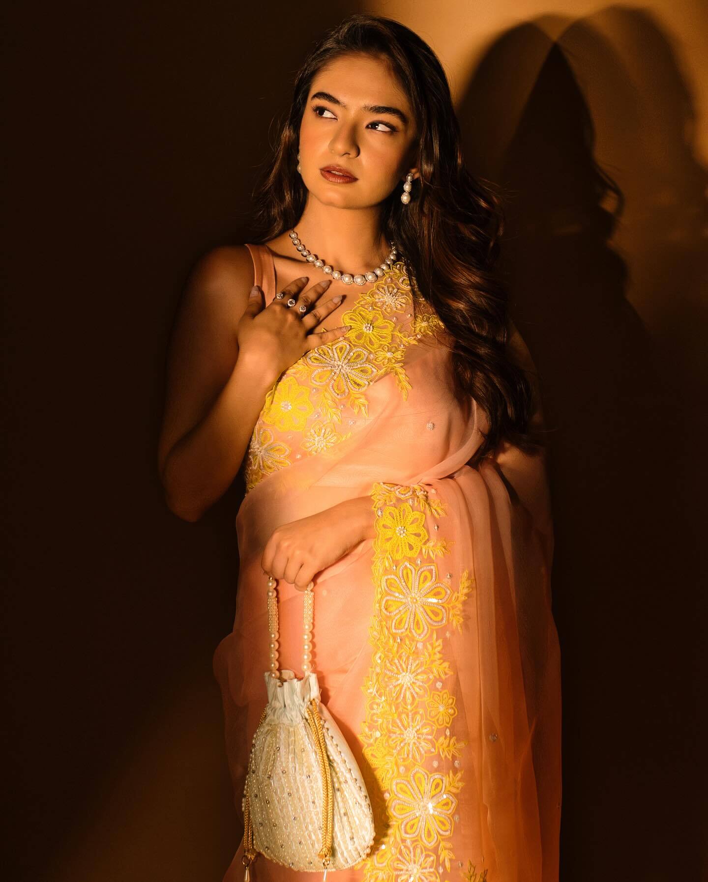 Anushka Sen ने नेटेड साड़ी मे बल्किहै अदाएं, खूबसूरती देख फैन्स हुए लट्टू