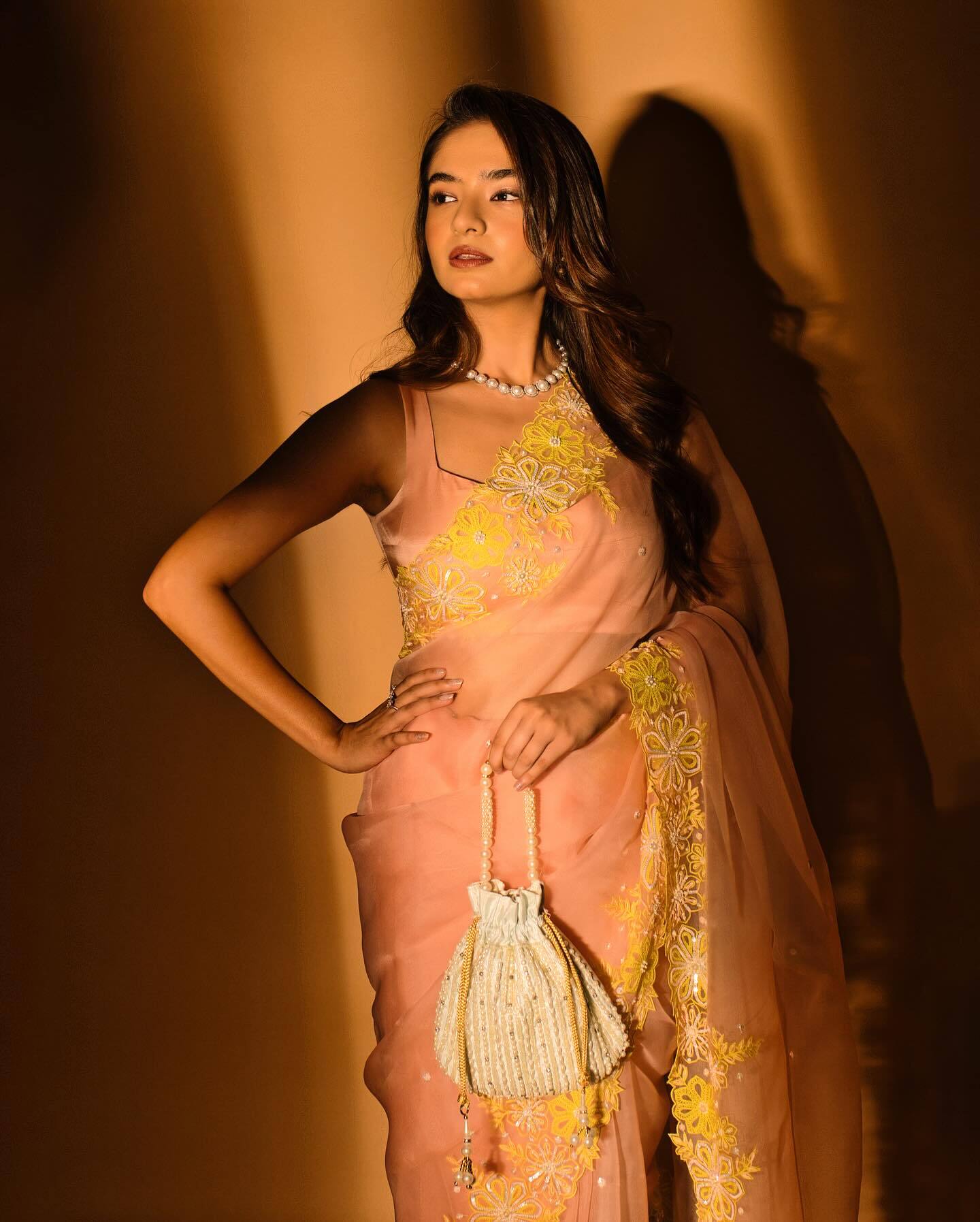 Anushka Sen ने नेटेड साड़ी मे बल्किहै अदाएं, खूबसूरती देख फैन्स हुए लट्टू