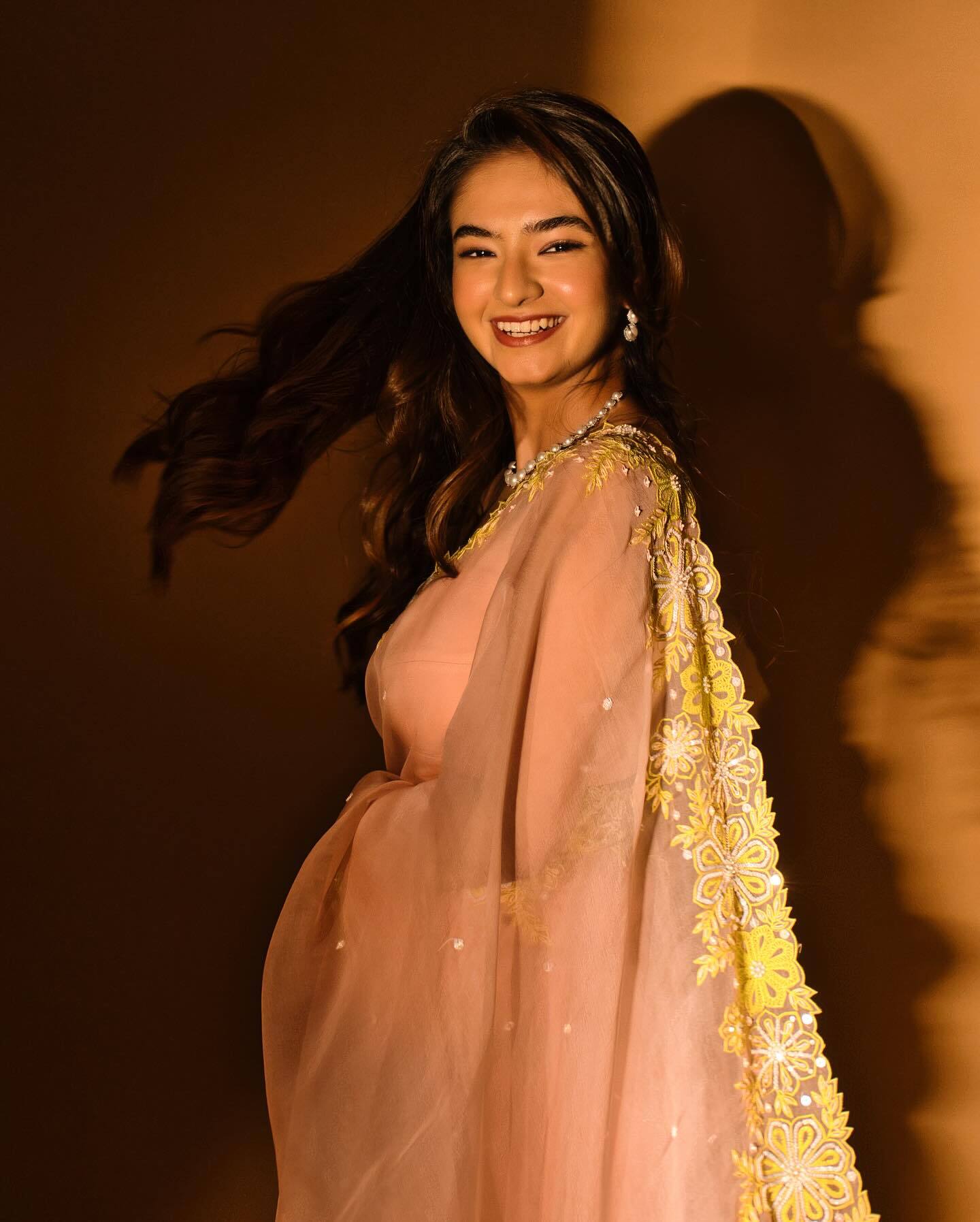 Anushka Sen ने नेटेड साड़ी मे बल्किहै अदाएं, खूबसूरती देख फैन्स हुए लट्टू