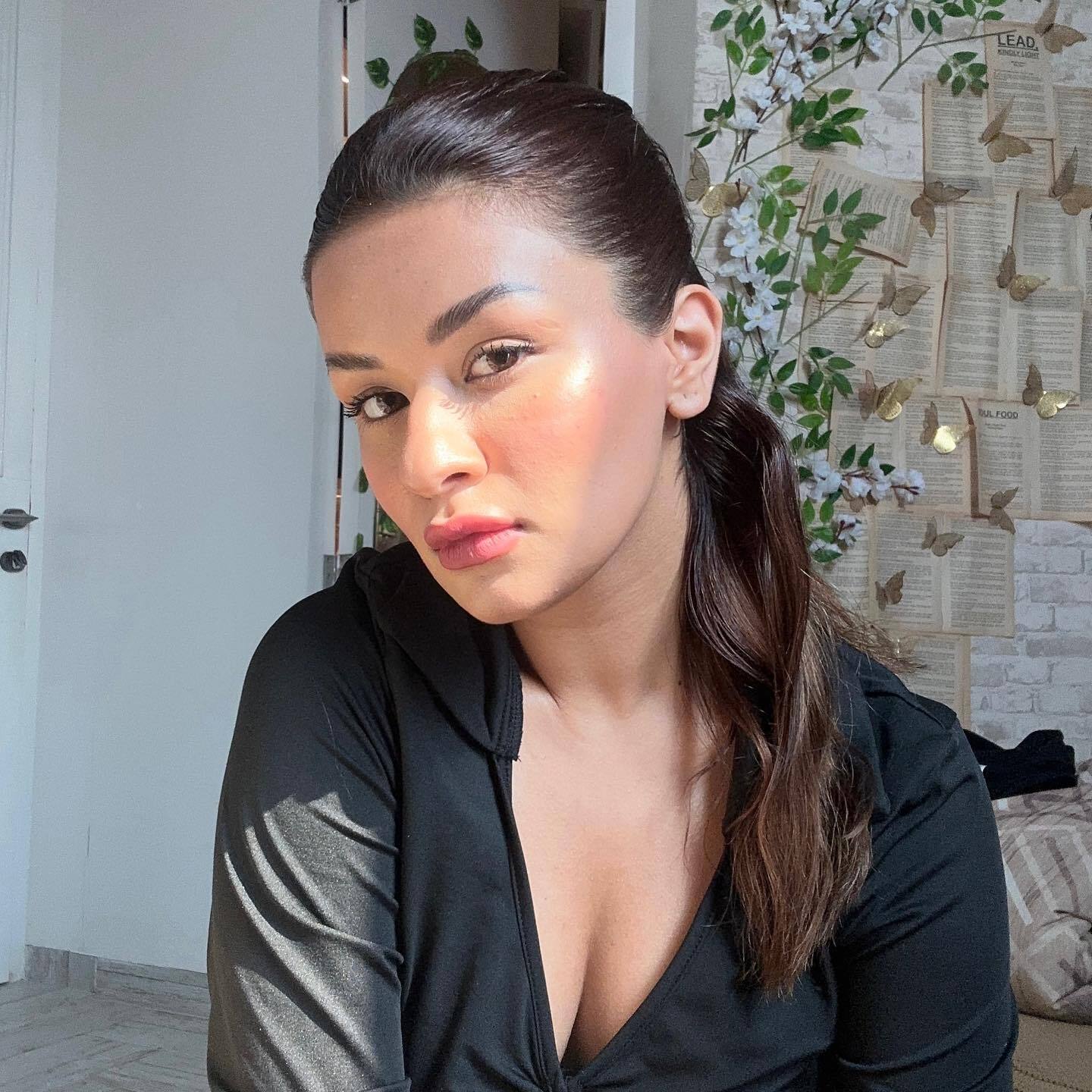 Avneet Kaur ने डीपनेक ड्रेस में फ्लॉन्ट किया हैवी क्लीवेज, एक्ट्रेस की अदाएं देख फैन्स हुए घायल 