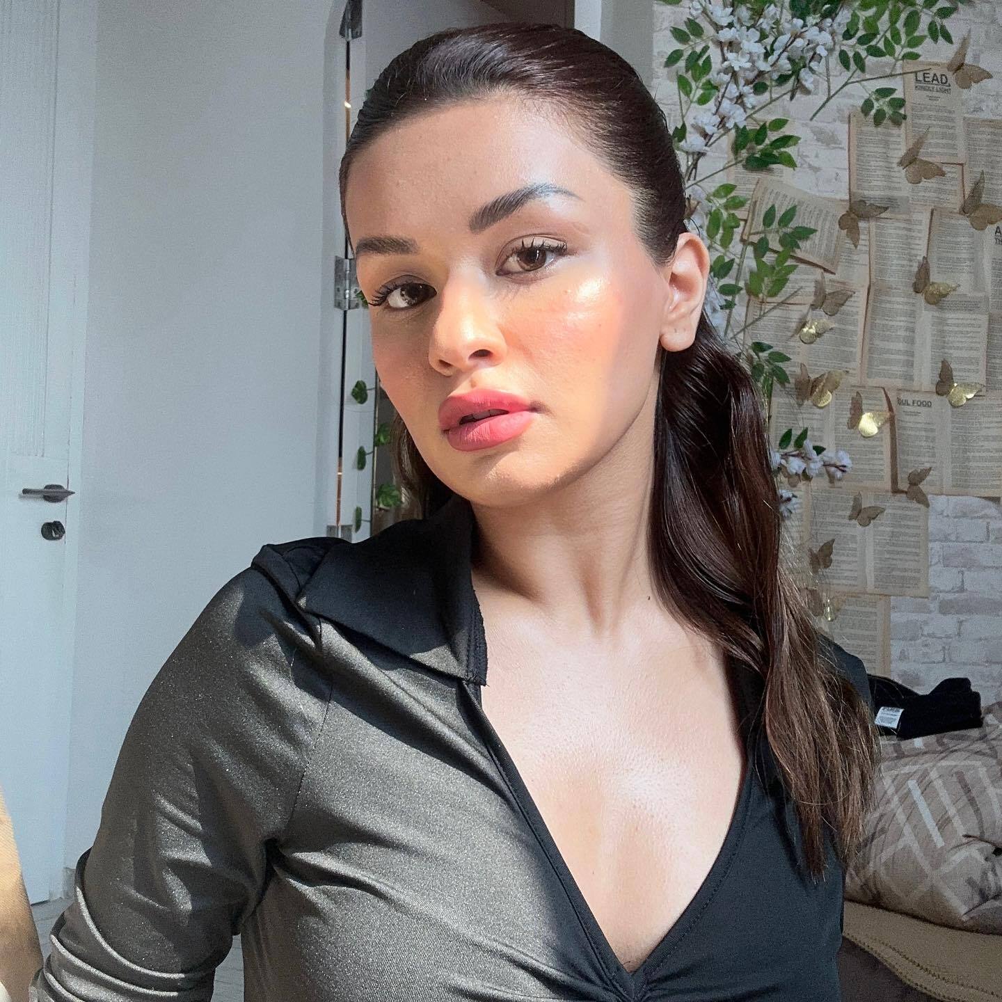 Avneet Kaur ने डीपनेक ड्रेस में फ्लॉन्ट किया हैवी क्लीवेज, एक्ट्रेस की अदाएं देख फैन्स हुए घायल 