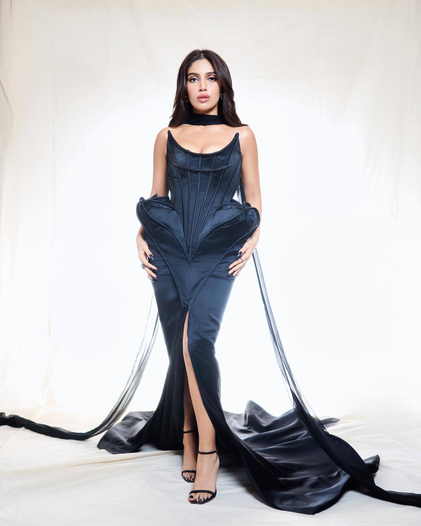 Bhumi Pednekar ने फिर गिराई हुस्न की बिजलियां, एक्ट्रेस का दीदार करने के लिए उतावले हुए फैंस 
