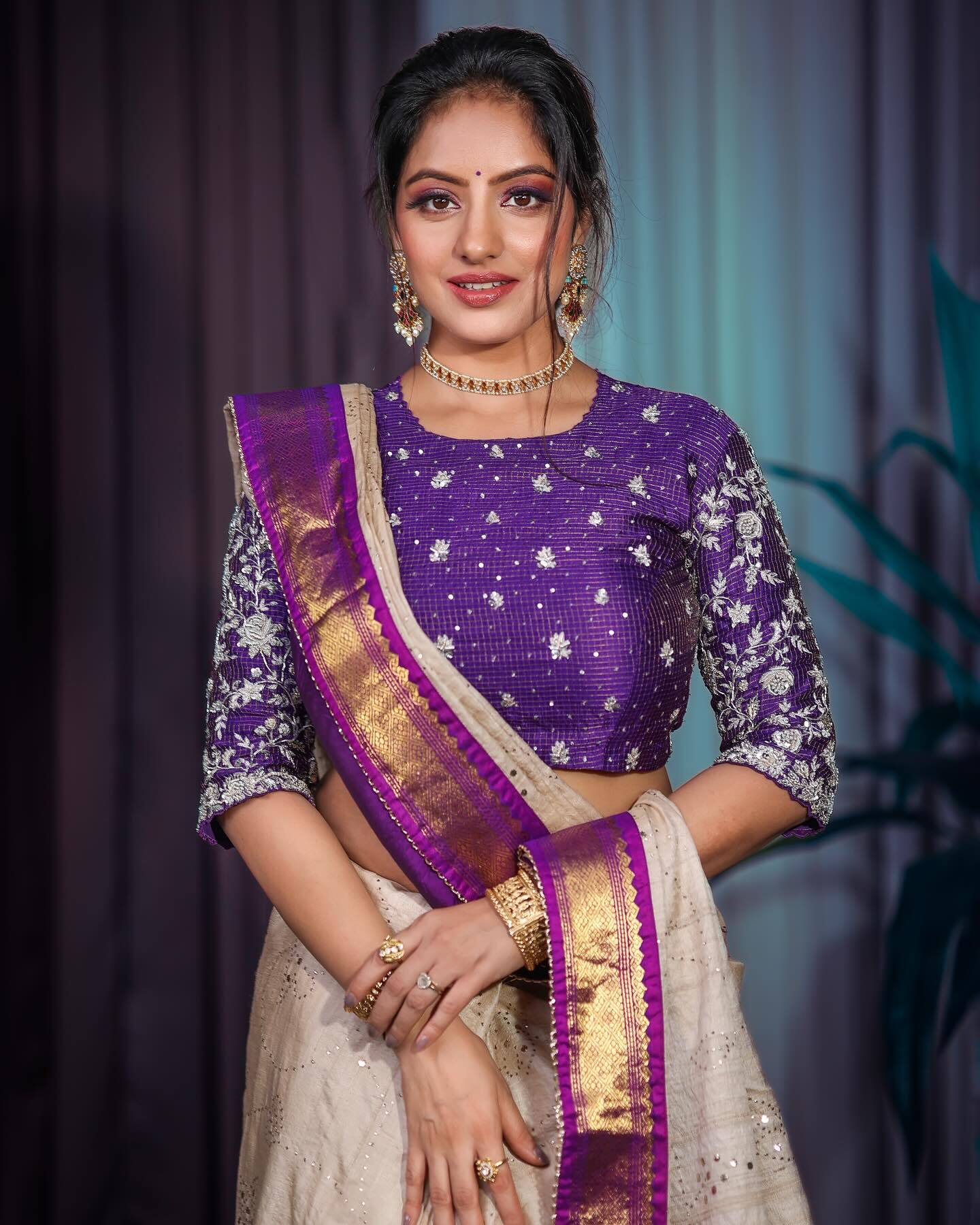 Deepika Singh Goyal ने सिल्क की साड़ी में दिखाया अपना देसी अंदाज़, लुक पर हार जाएंगे दिल