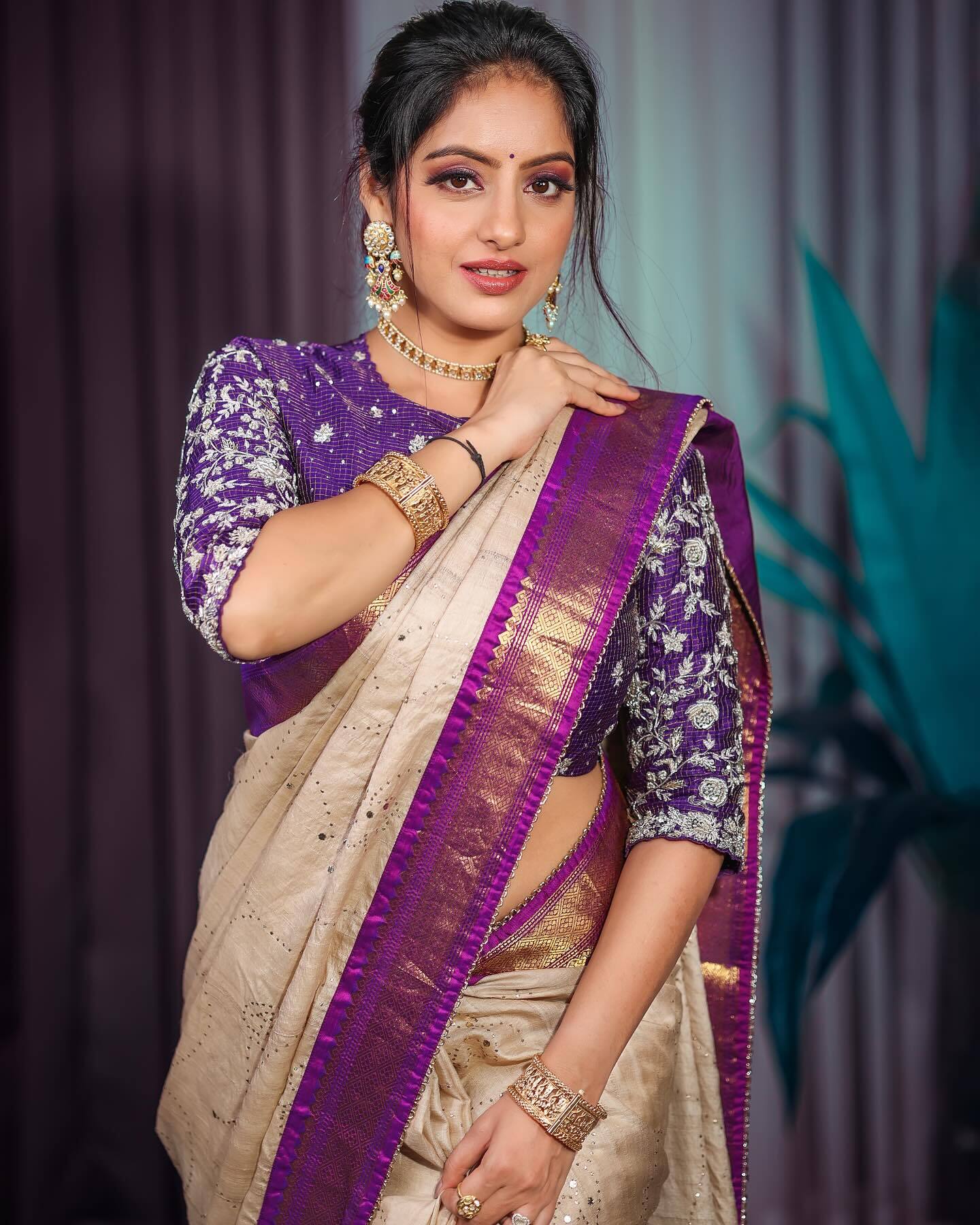 Deepika Singh Goyal ने सिल्क की साड़ी में दिखाया अपना देसी अंदाज़, लुक पर हार जाएंगे दिल