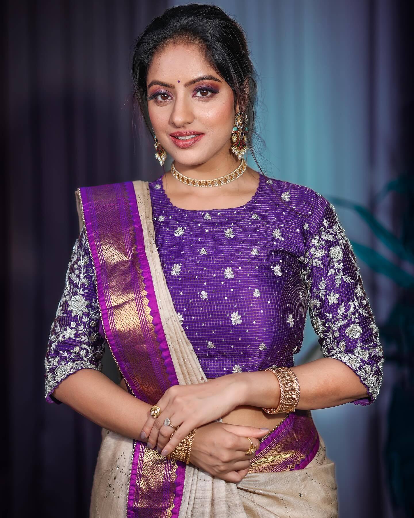 Deepika Singh Goyal ने सिल्क की साड़ी में दिखाया अपना देसी अंदाज़, लुक पर हार जाएंगे दिल