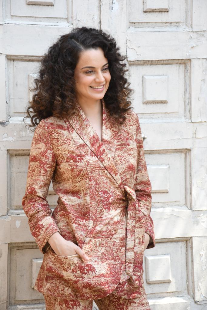 Kangana Ranaut को एक बार फिर हॉट अंदाज़ में किया गया स्पॉट, खुले कर्ली बालों में एक्ट्रेस ने लगाया बोल्डेनेस का तड़का 