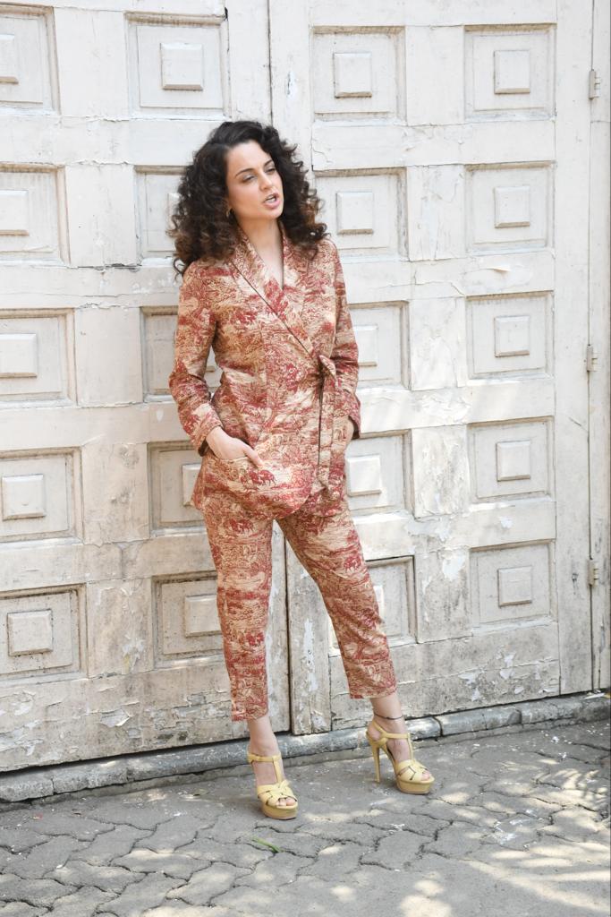 Kangana Ranaut को एक बार फिर हॉट अंदाज़ में किया गया स्पॉट, खुले कर्ली बालों में एक्ट्रेस ने लगाया बोल्डेनेस का तड़का 