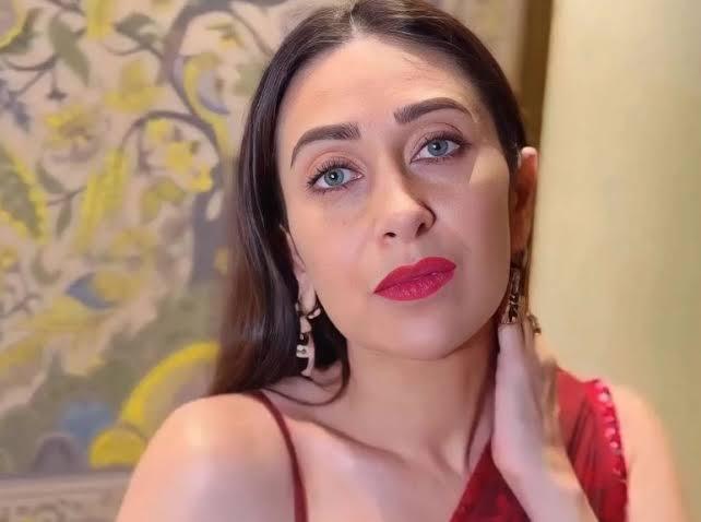 जब Karishma Kapoor ने हीरो को किया किस, तो सामने बैठी एक्ट्रेस की मां का आया ऐसा रिएक्शन 
