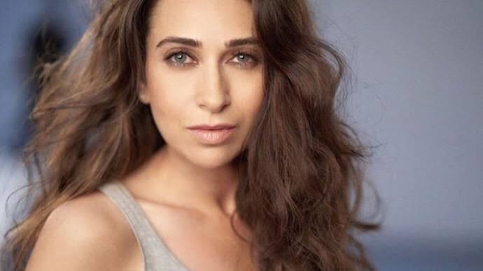 जब Karishma Kapoor ने हीरो को किया किस, तो सामने बैठी एक्ट्रेस की मां का आया ऐसा रिएक्शन 