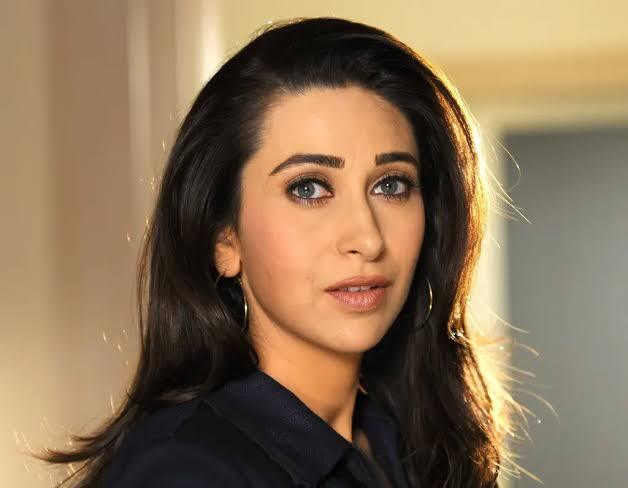 जब Karishma Kapoor ने हीरो को किया किस, तो सामने बैठी एक्ट्रेस की मां का आया ऐसा रिएक्शन 