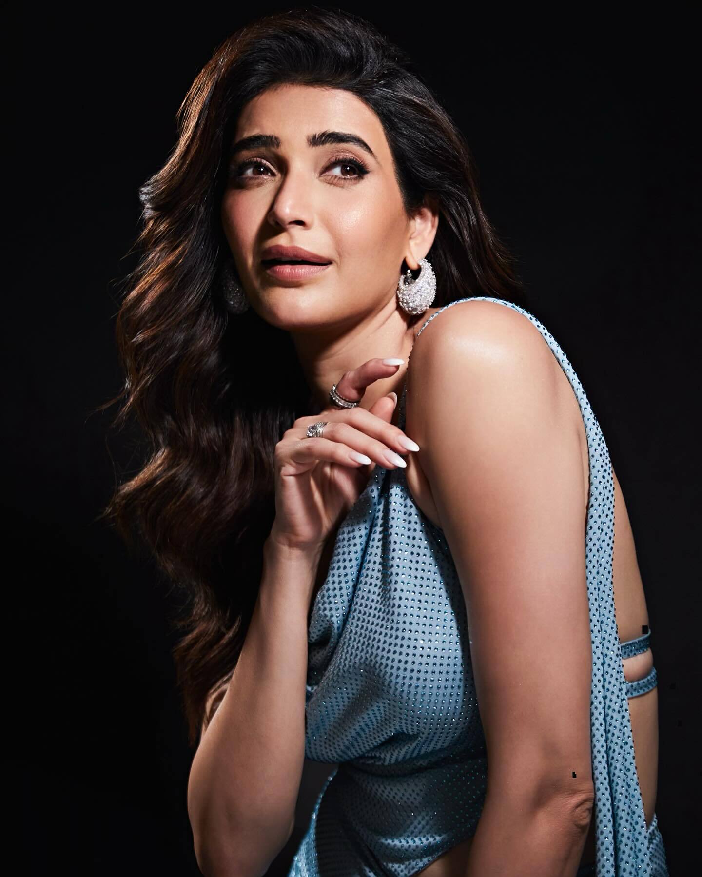 Karishma Tanna: करिश्मा तन्ना की खूबसूरती के दीवाने हुए फैंस, फिगर देख हो जाएंगे लट्टू