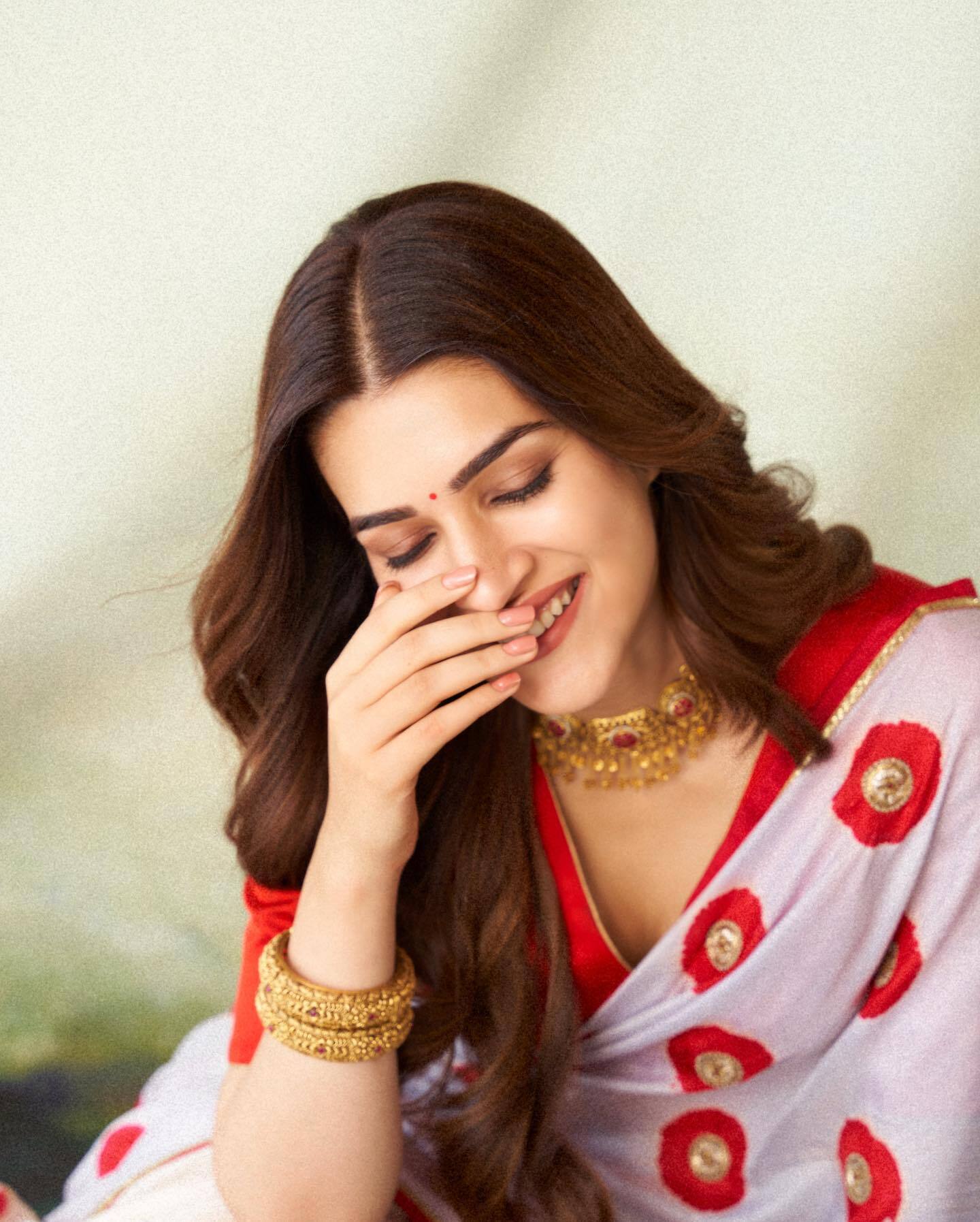 Kriti Sanon ने साड़ी में अपनी दिलकश अदाओं से फैन्स को बनाया दीवाना, तस्वीरें देख फैन्स का धड़क उठा दिल 