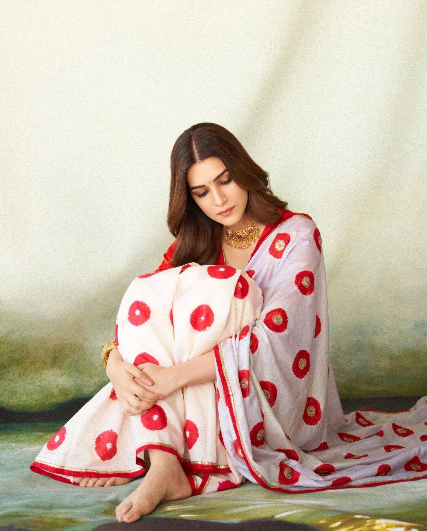 Kriti Sanon ने साड़ी में अपनी दिलकश अदाओं से फैन्स को बनाया दीवाना, तस्वीरें देख फैन्स का धड़क उठा दिल 