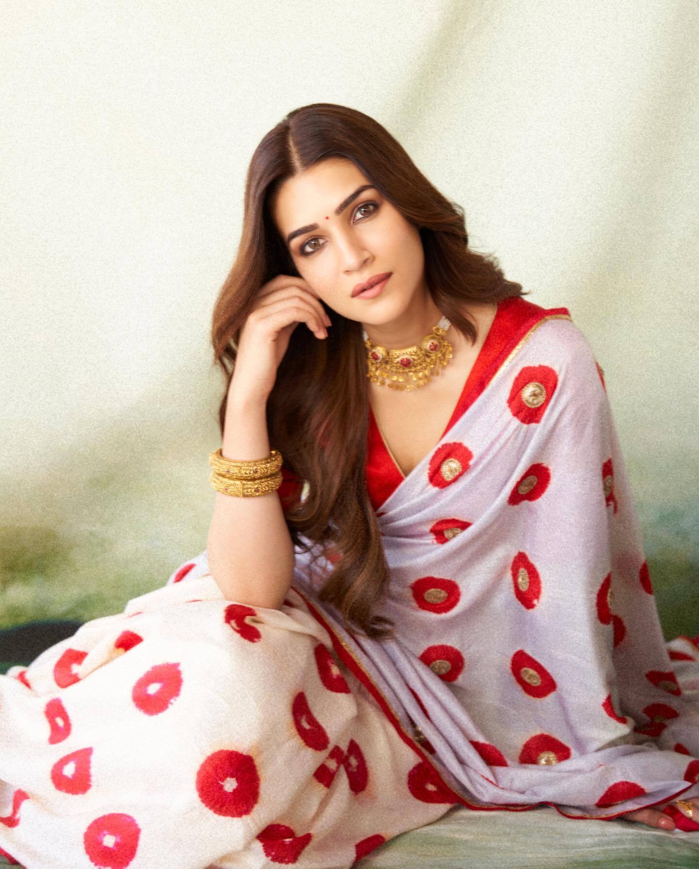 Kriti Sanon ने साड़ी में अपनी दिलकश अदाओं से फैन्स को बनाया दीवाना, तस्वीरें देख फैन्स का धड़क उठा दिल 
