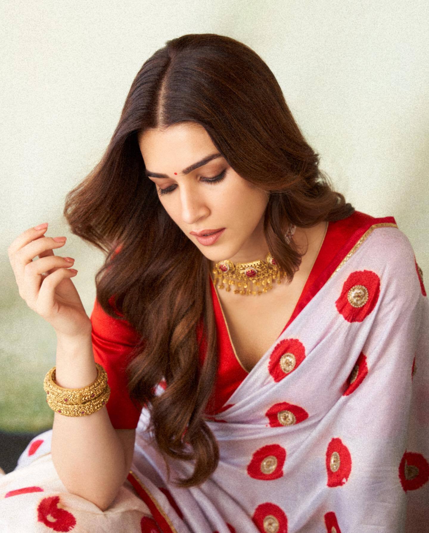 Kriti Sanon ने साड़ी में अपनी दिलकश अदाओं से फैन्स को बनाया दीवाना, तस्वीरें देख फैन्स का धड़क उठा दिल 