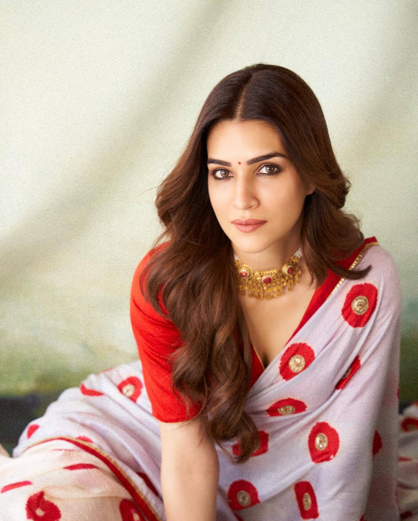 Kriti Sanon ने साड़ी में अपनी दिलकश अदाओं से फैन्स को बनाया दीवाना, तस्वीरें देख फैन्स का धड़क उठा दिल 