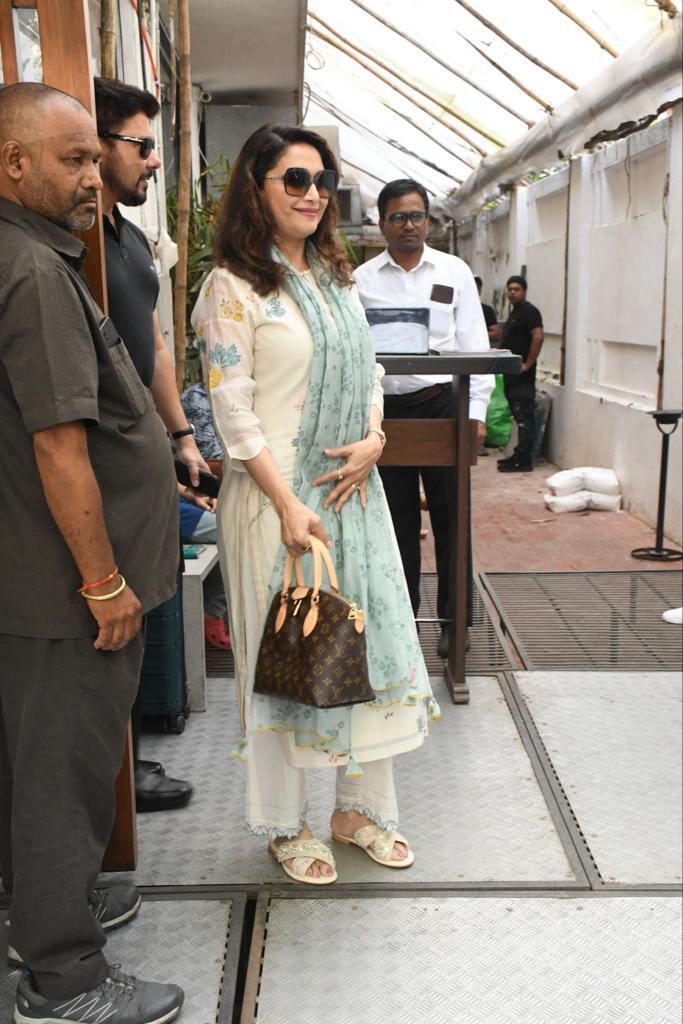  Madhuri Dixit को पति के साथ किया गया स्पॉट, 56 साल की उम्र में भी दिखी बेहद खूबसूरत 