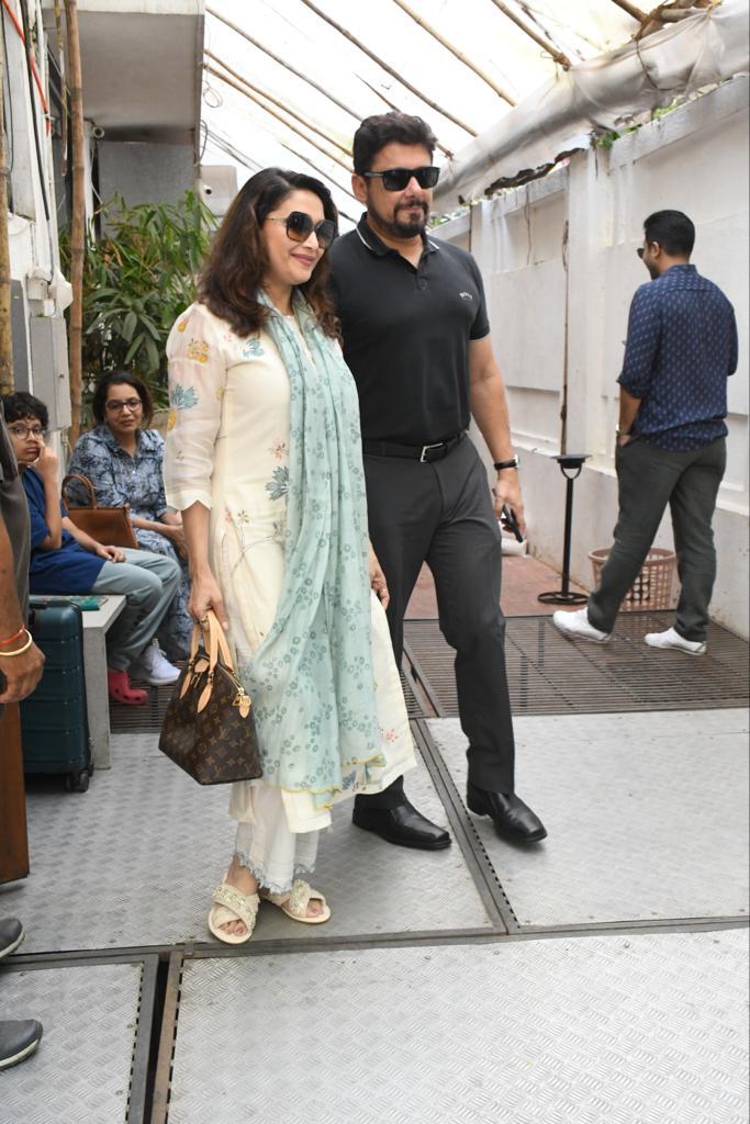  Madhuri Dixit को पति के साथ किया गया स्पॉट, 56 साल की उम्र में भी दिखी बेहद खूबसूरत 