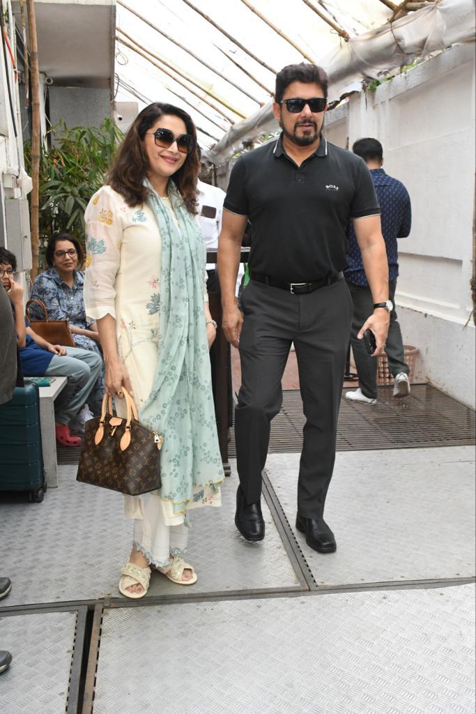  Madhuri Dixit को पति के साथ किया गया स्पॉट, 56 साल की उम्र में भी दिखी बेहद खूबसूरत 
