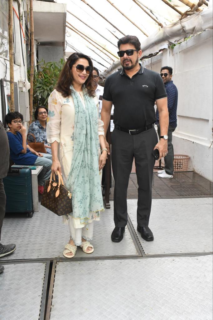  Madhuri Dixit को पति के साथ किया गया स्पॉट, 56 साल की उम्र में भी दिखी बेहद खूबसूरत 