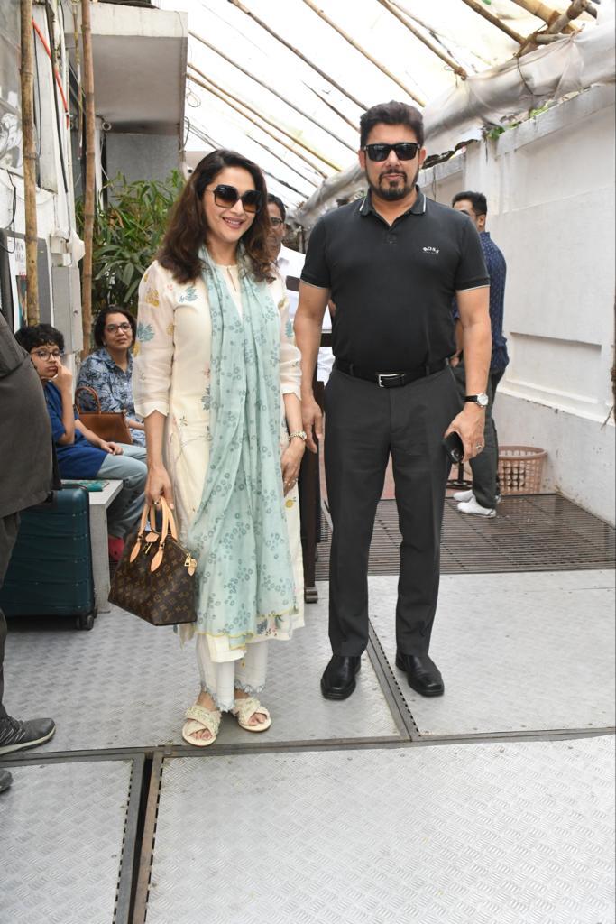  Madhuri Dixit को पति के साथ किया गया स्पॉट, 56 साल की उम्र में भी दिखी बेहद खूबसूरत 