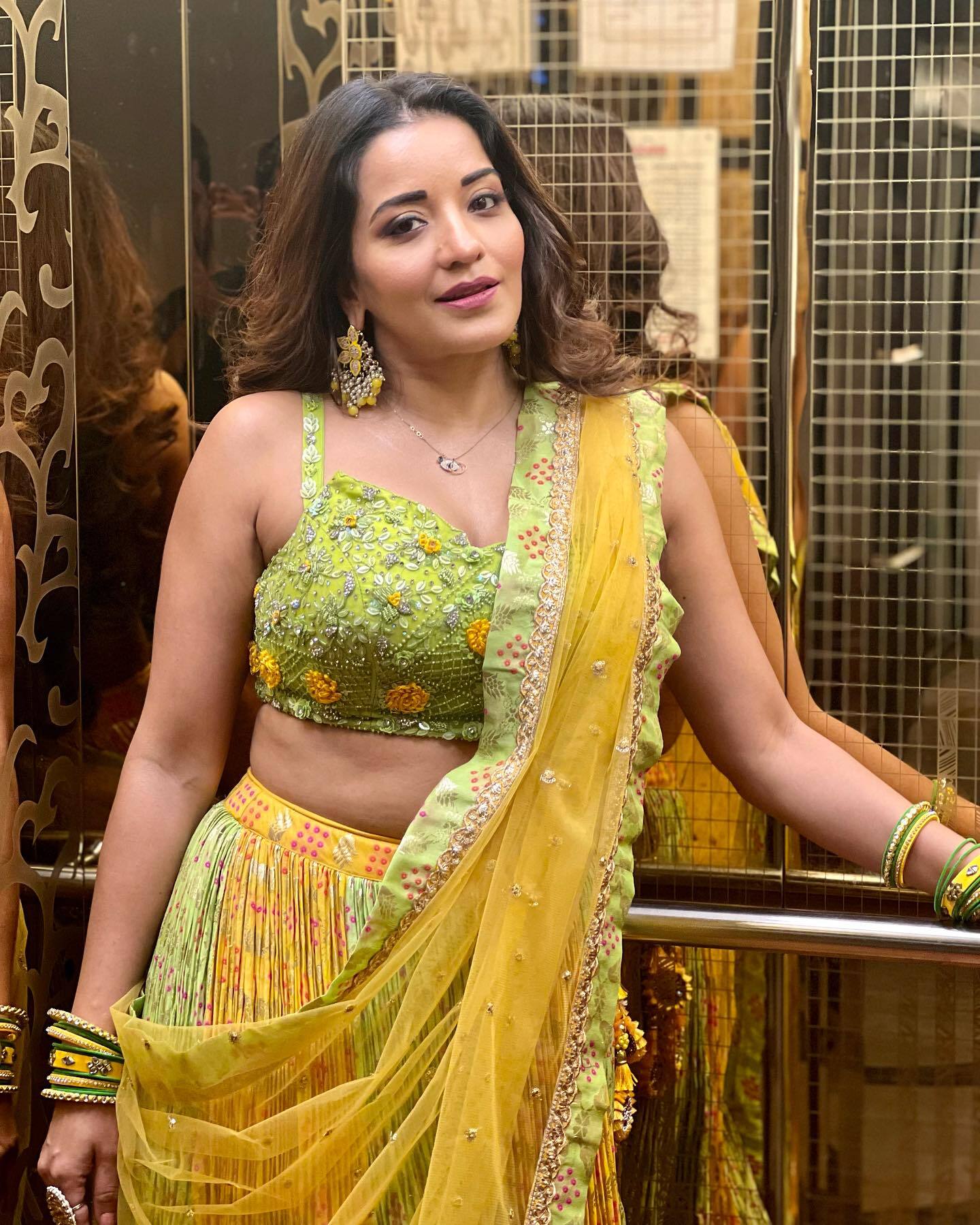 Monalisa ने लहंगे के साथ पहना बेहद डीपनेक ब्लाउज, फ्लॉन्ट हुआ हैवी क्लीवेज, फैंस के धड़के दिल