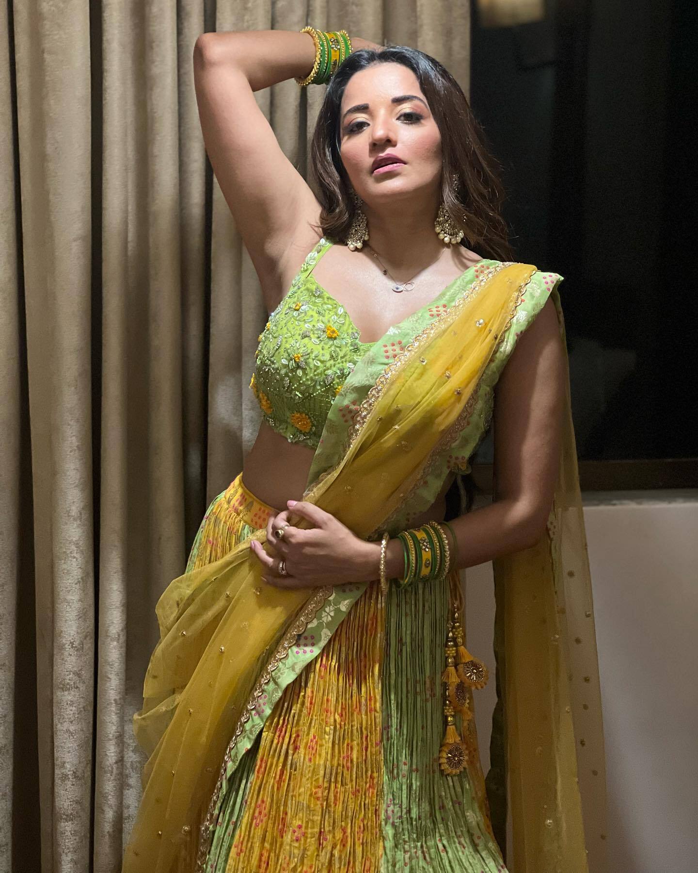 Monalisa ने लहंगे के साथ पहना बेहद डीपनेक ब्लाउज, फ्लॉन्ट हुआ हैवी क्लीवेज, फैंस के धड़के दिल