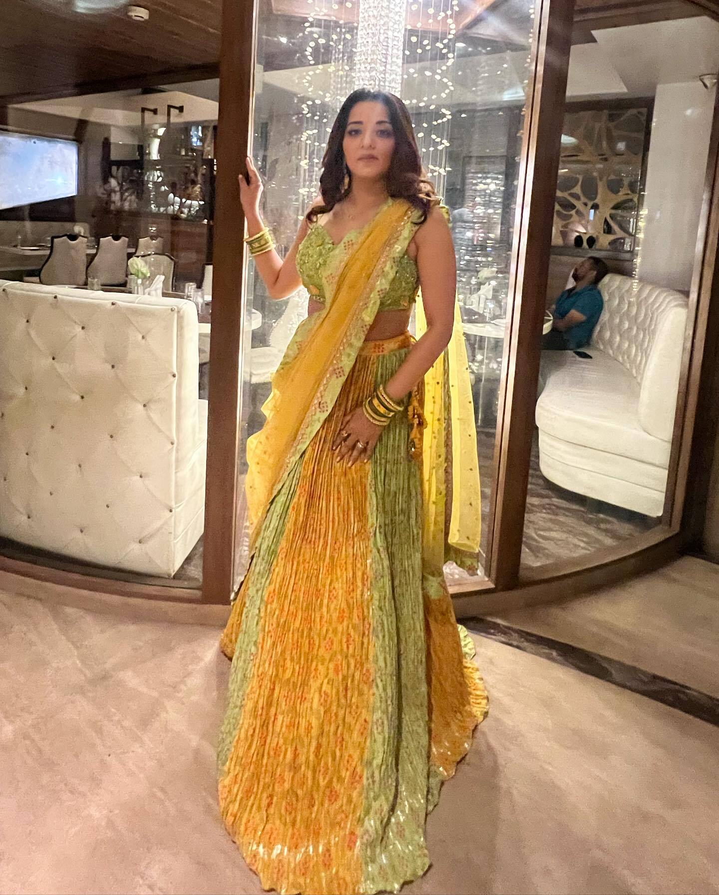 Monalisa ने लहंगे के साथ पहना बेहद डीपनेक ब्लाउज, फ्लॉन्ट हुआ हैवी क्लीवेज, फैंस के धड़के दिल