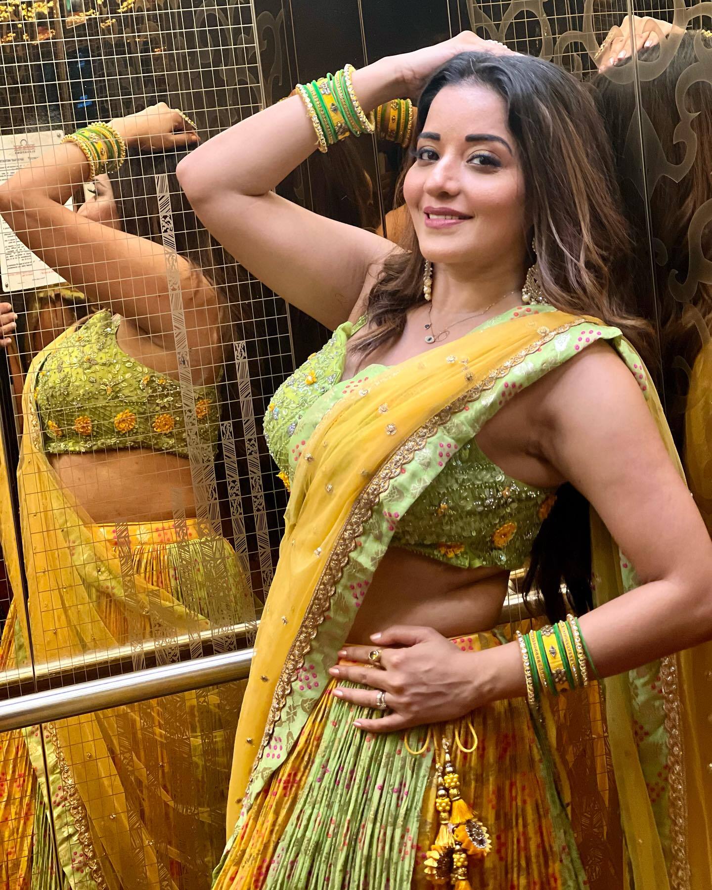 Monalisa ने लहंगे के साथ पहना बेहद डीपनेक ब्लाउज, फ्लॉन्ट हुआ हैवी क्लीवेज, फैंस के धड़के दिल
