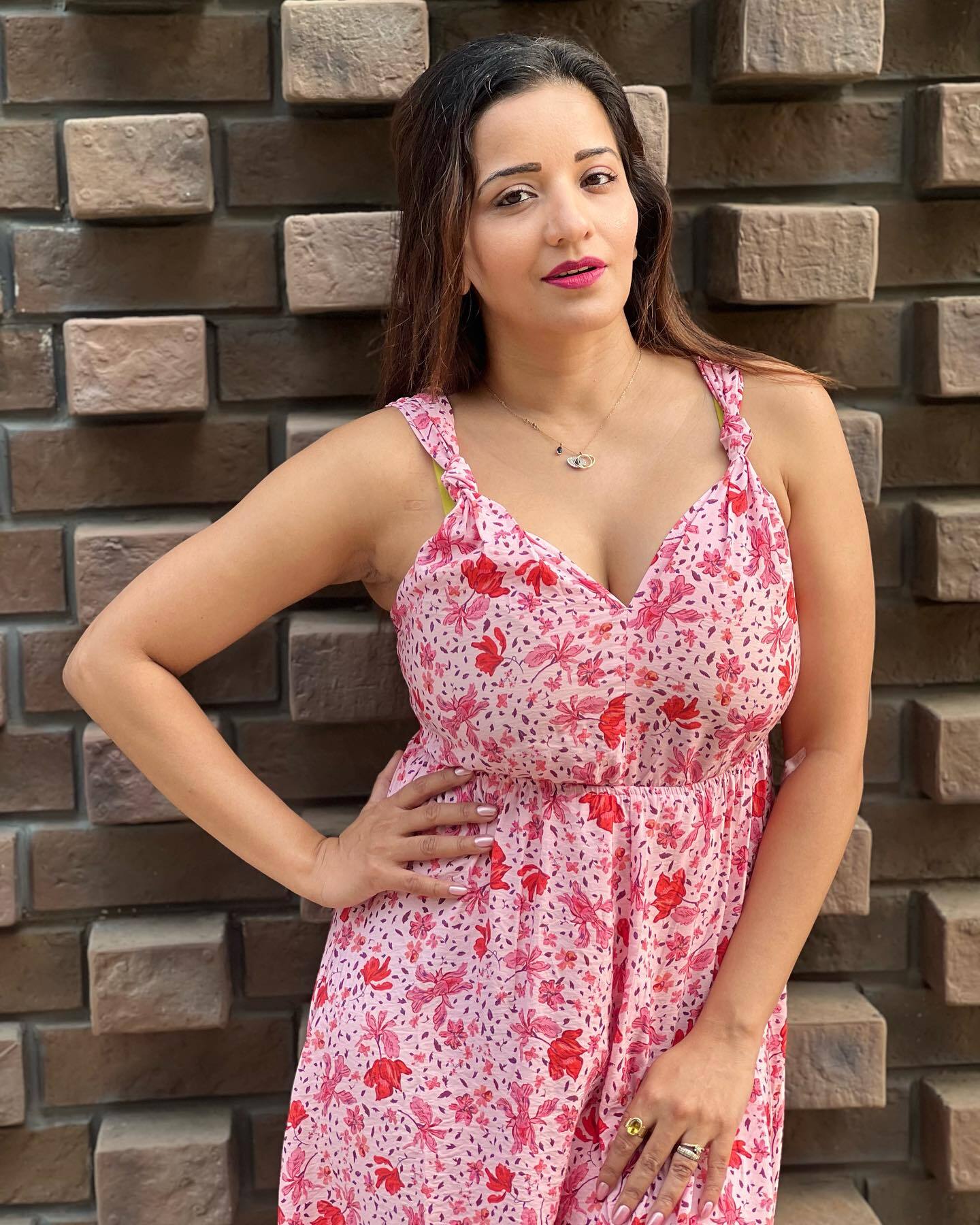 Monalisa की खूबसूरती पर दिल हार बैठे फैंस, लुक देख पिघल जाएगा दिल 