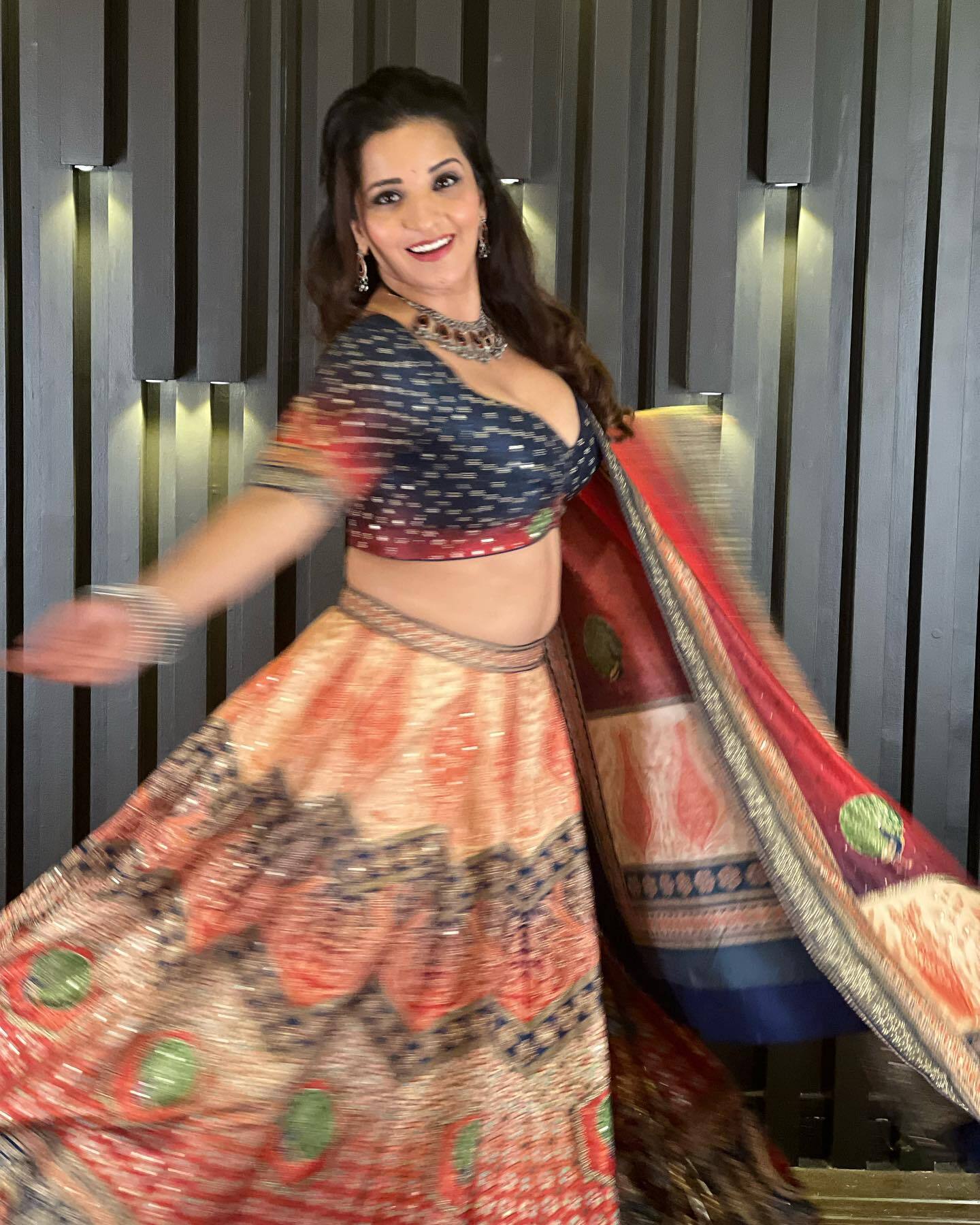 Monalisa ने गरबा नाईट के लिए पहना बेहद खूबसूरत लहंगा, लेकिन डीपनेक ब्लाउज ने बधाई फैन्स के दिल की धड़कन