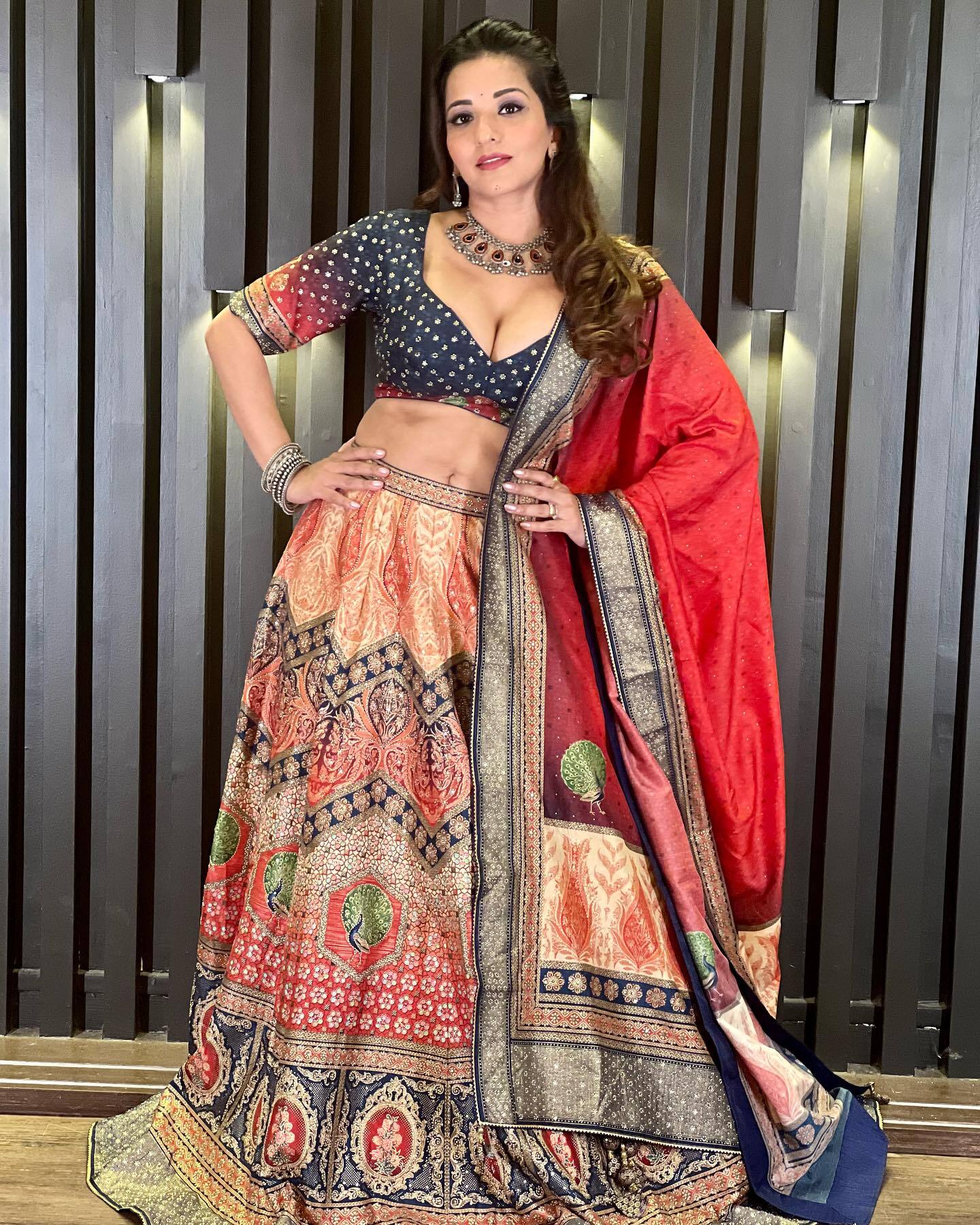 Monalisa ने गरबा नाईट के लिए पहना बेहद खूबसूरत लहंगा, लेकिन डीपनेक ब्लाउज ने बधाई फैन्स के दिल की धड़कन
