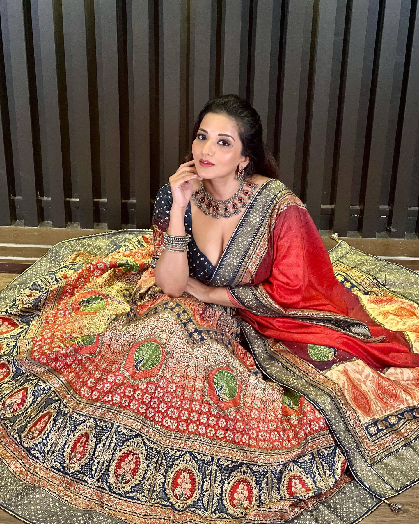 Monalisa ने गरबा नाईट के लिए पहना बेहद खूबसूरत लहंगा, लेकिन डीपनेक ब्लाउज ने बधाई फैन्स के दिल की धड़कन