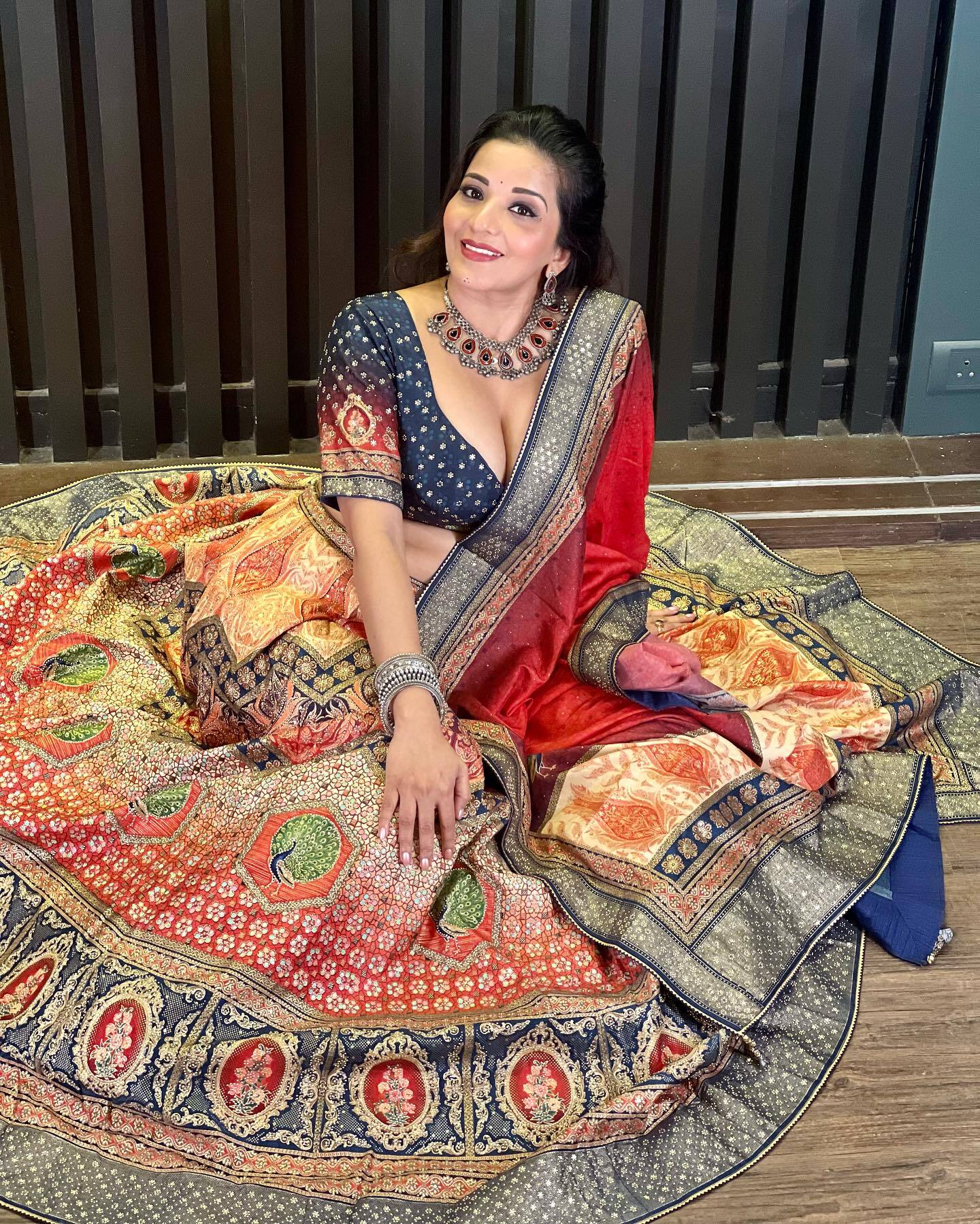 Monalisa ने गरबा नाईट के लिए पहना बेहद खूबसूरत लहंगा, लेकिन डीपनेक ब्लाउज ने बधाई फैन्स के दिल की धड़कन