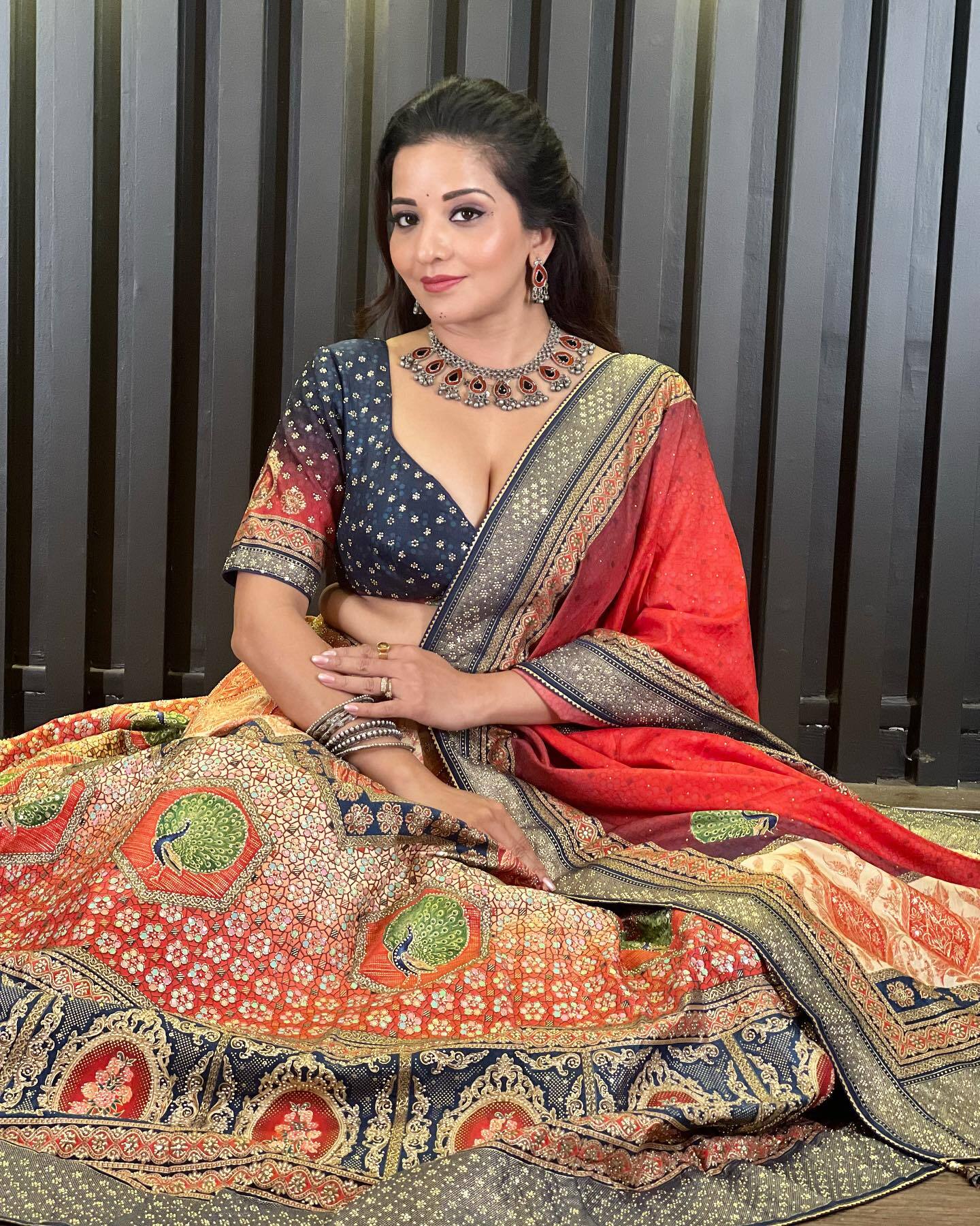 Monalisa ने गरबा नाईट के लिए पहना बेहद खूबसूरत लहंगा, लेकिन डीपनेक ब्लाउज ने बधाई फैन्स के दिल की धड़कन