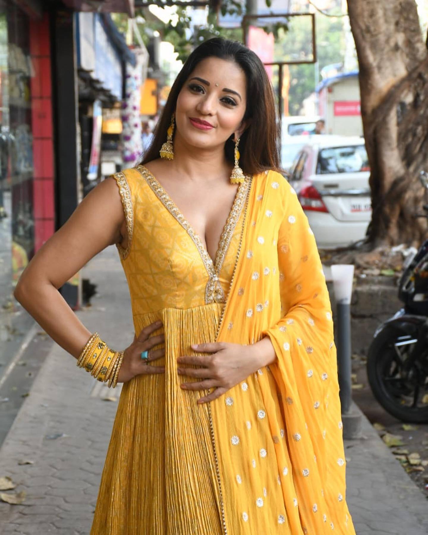 Monalisa ने डीपनेक अनारकली सूट में फ्लॉन्ट किया हैवी क्लीवेज, खुली जुल्फों से बना रहीं फैन्स को दीवाना 