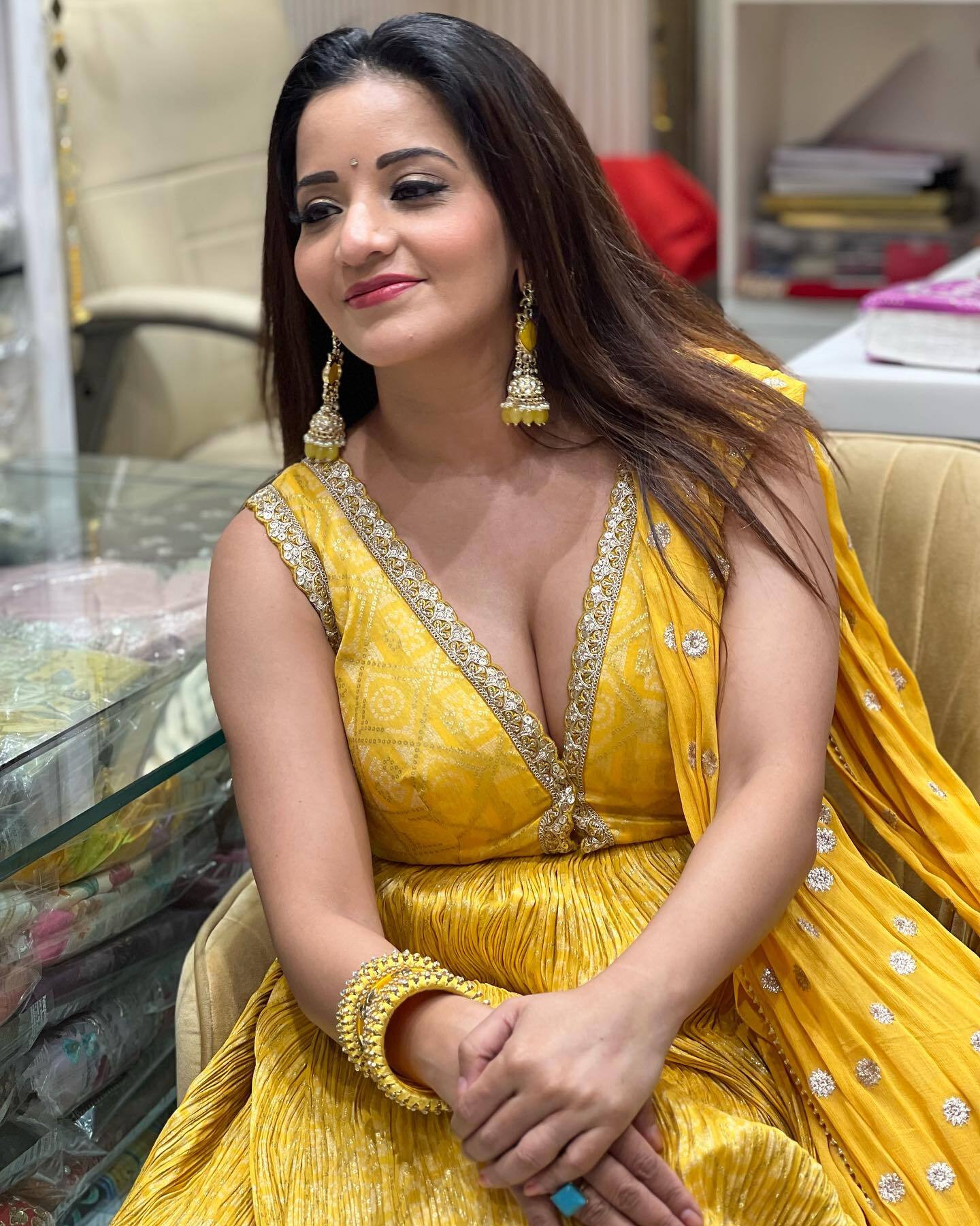 Monalisa ने डीपनेक अनारकली सूट में फ्लॉन्ट किया हैवी क्लीवेज, खुली जुल्फों से बना रहीं फैन्स को दीवाना 