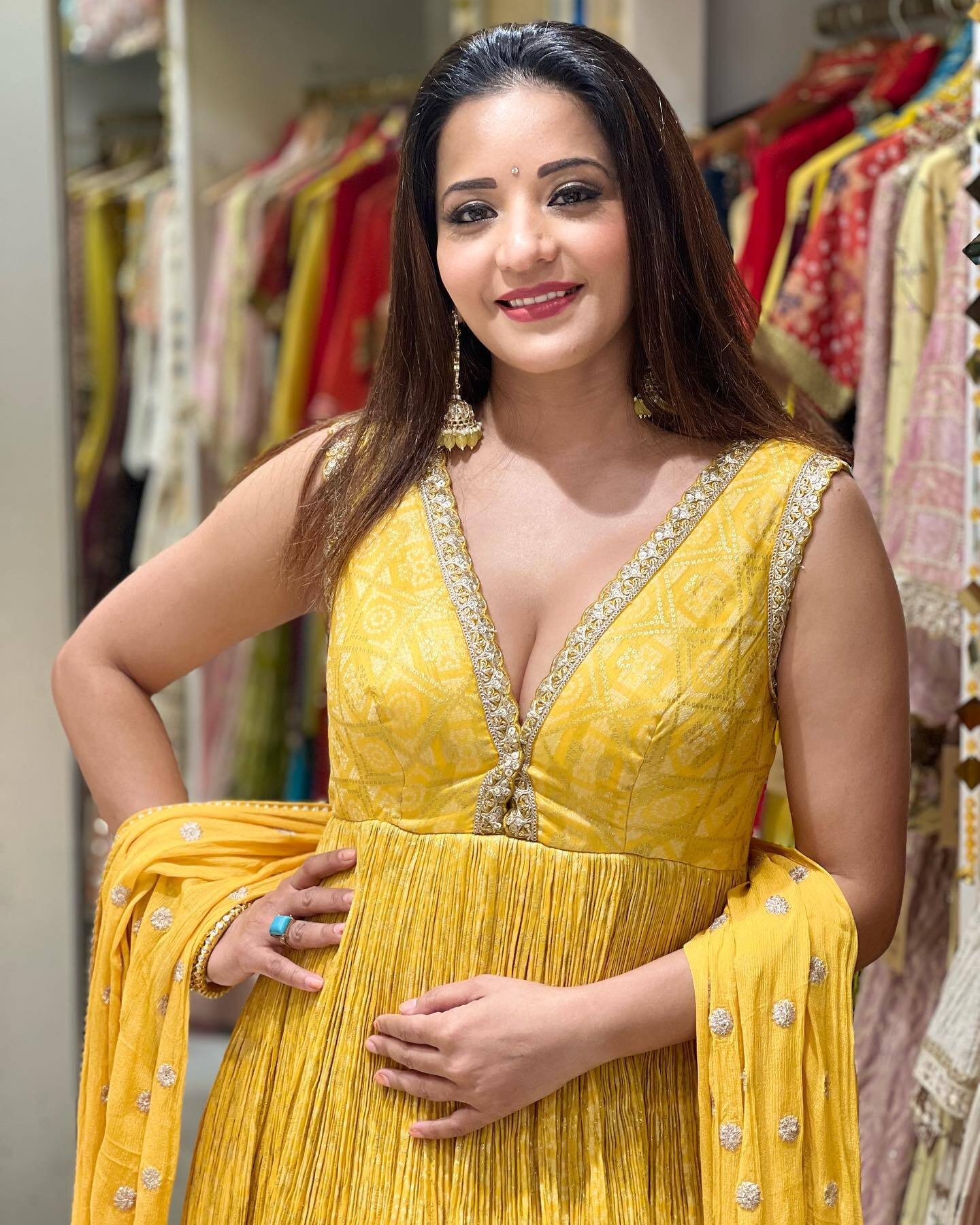 Monalisa ने डीपनेक अनारकली सूट में फ्लॉन्ट किया हैवी क्लीवेज, खुली जुल्फों से बना रहीं फैन्स को दीवाना 