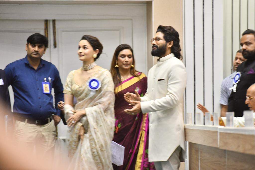 National Film Award: नेशनल फ़िल्म अवार्ड में शादी की साड़ी पहन पहुंची आलिया भट्ट, कृति सेनन को भी मिला अवार्ड