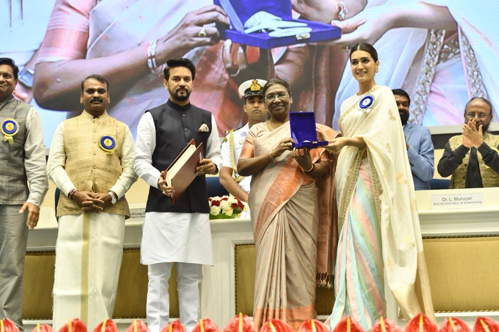 National Film Award: नेशनल फ़िल्म अवार्ड में शादी की साड़ी पहन पहुंची आलिया भट्ट, कृति सेनन को भी मिला अवार्ड